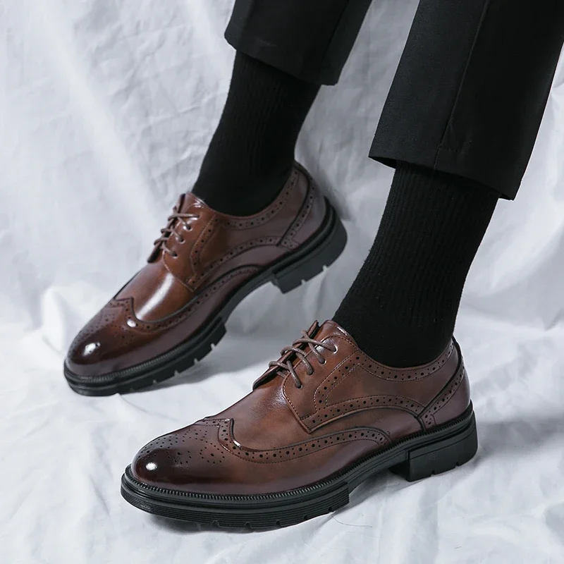 

New Lace Up British Style Pointed Toe Leather Shoes Men Oxfords Business Formal Men Leather Shoes Brogue Flats Thick Soled Shoes