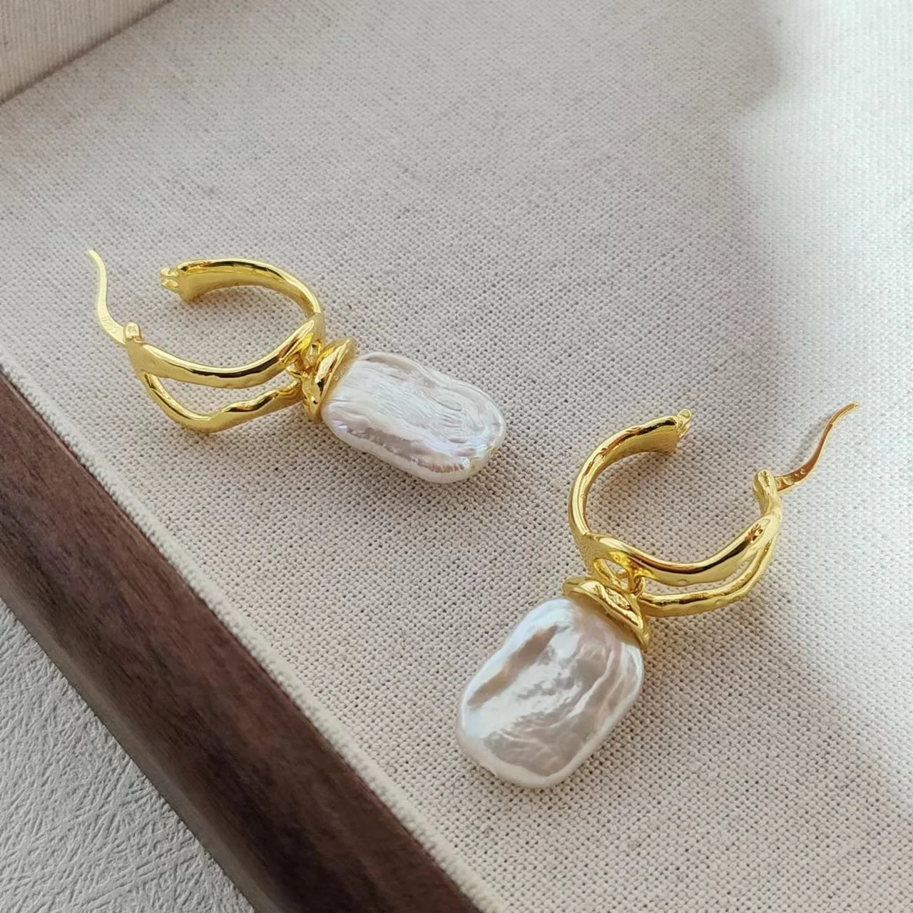 European women's designer personality earring baroque pearl elegant INS chic piercing
European women's designer personality earring baroque pearl elegant INS chic piercing