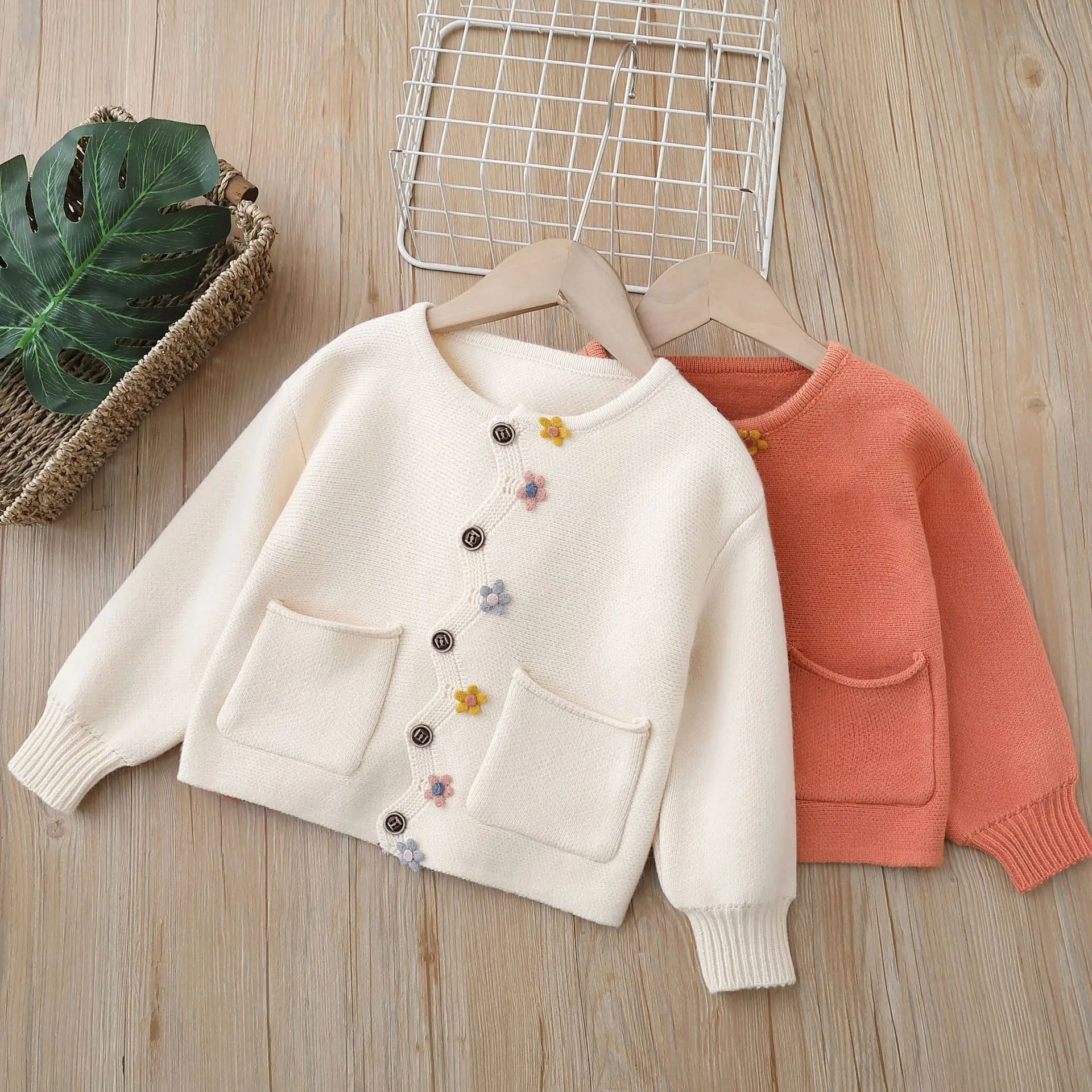 

Fashion Autumn Winter Baby Girls Knitted Sweaters White Orange Flower Decorated Single Breasted Coats Cardigans with Pockets