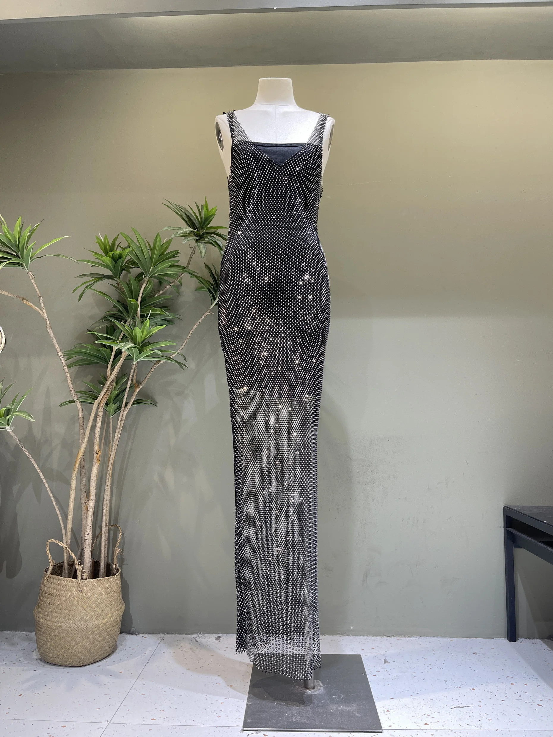 Новинка, женское праздничное платье H80 & S90, сексуальное длинное Сетчатое платье с глубоким V-образным вырезом и разрезом на боку, женское пляжное платье
Новинка, женское праздничное платье H80 & S90, сексуальное длинное Сетчатое платье с глубоким V-образным вырезом и разрезом на боку, женское пляжное платье