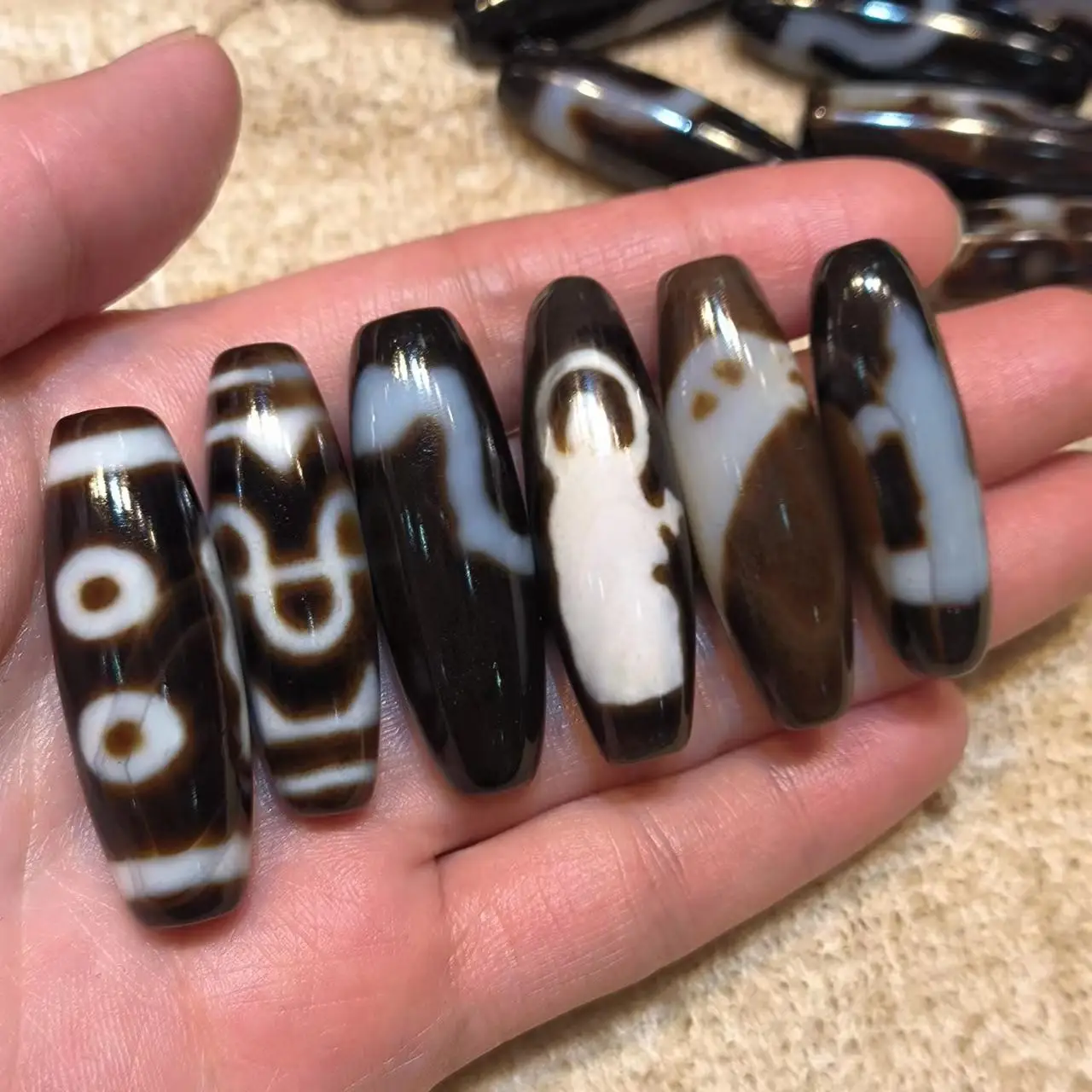 10pcs/lot natural variety of rare patterns old agate dzi wholesale Smooth calcify Old material Accessories jewelry amulet taki
10pcs/lot natural variety of rare patterns old agate dzi wholesale Smooth calcify Old material Accessories jewelry amulet taki
