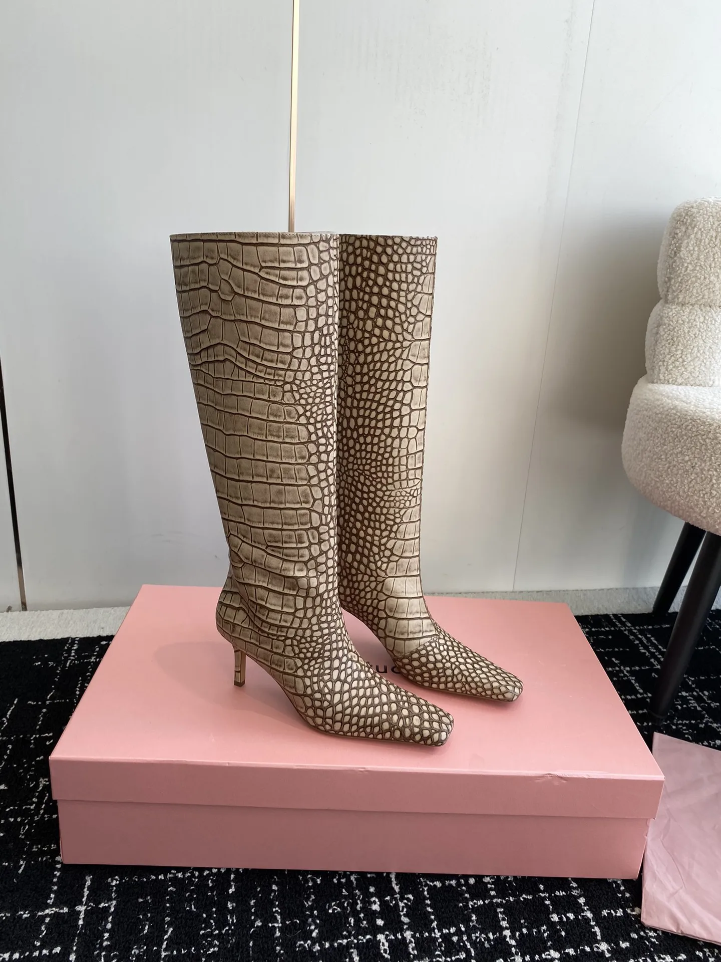 Hand-made International Brand Women's Boots,Customized Logo,Calfskin,Minimalist,Elegant,Luxury,Kitten Heel,Sexy,Stretch Boots
Hand-made International Brand Women's Boots,Customized Logo,Calfskin,Minimalist,Elegant,Luxury,Kitten Heel,Sexy,Stretch Boots