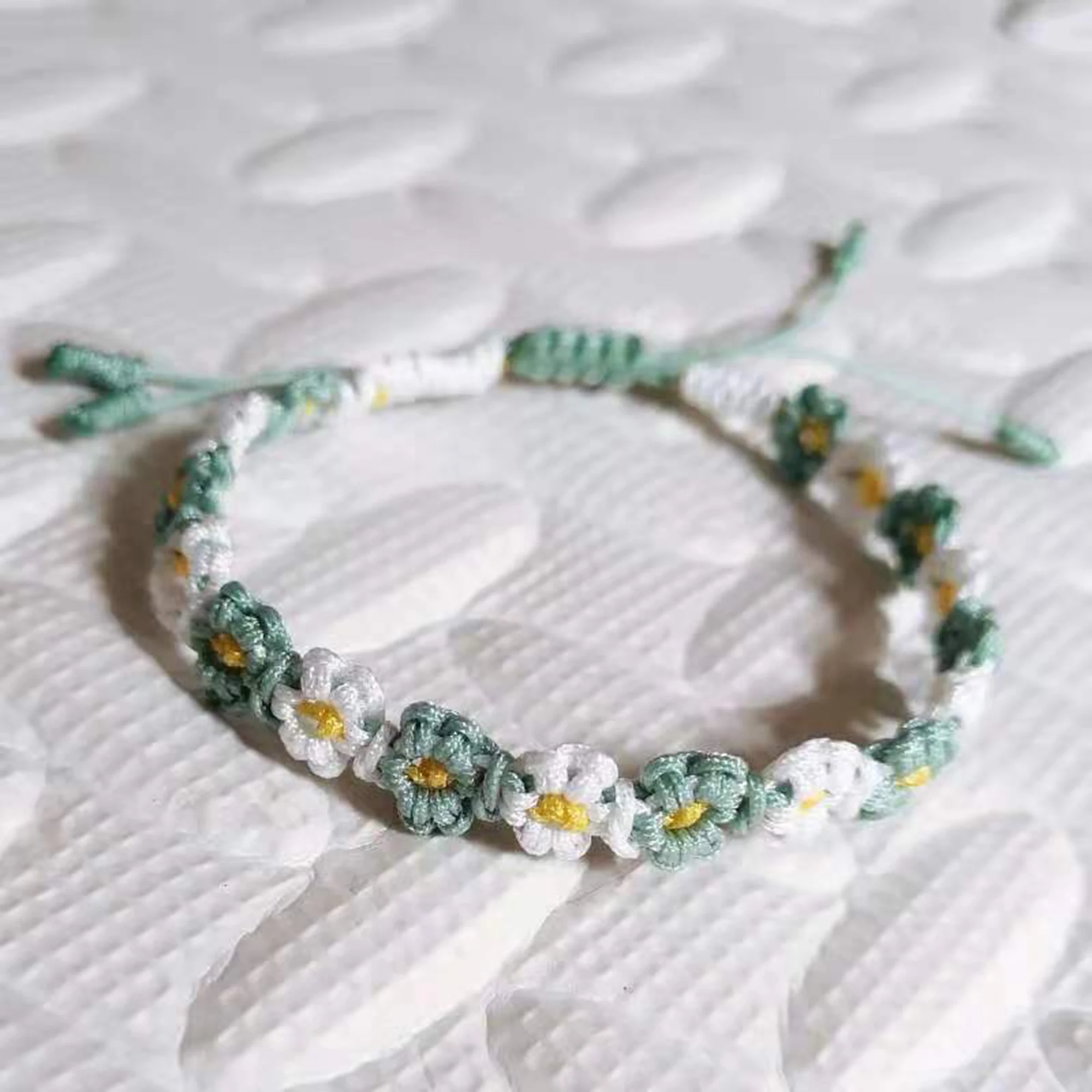 Женский плетеный браслет ручной работы с цветами
Женский плетеный браслет ручной работы с цветами