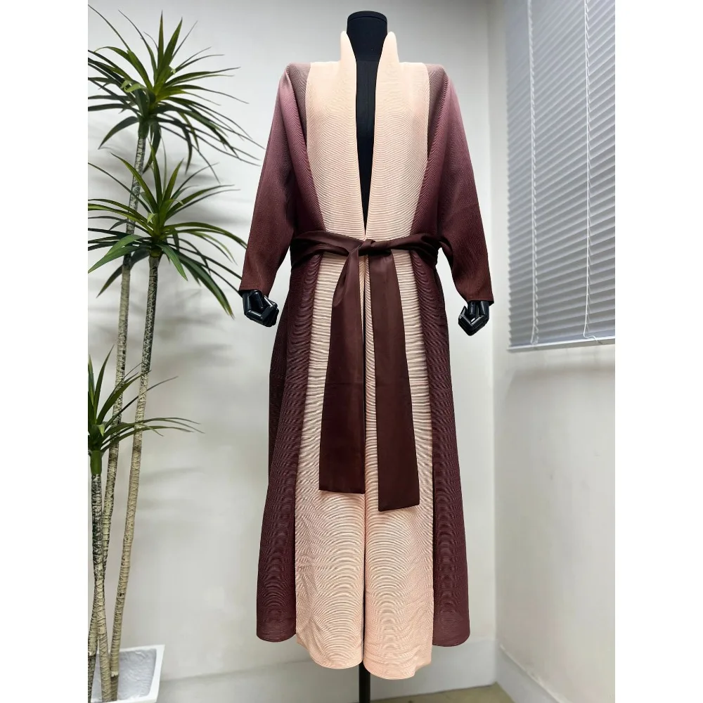 

Miyake Pleated New Trench Coat Fashion Coat Cloak Cloak Women Fashion Dubai Arab Pop-up Court Style Large Size Long Robe 2023