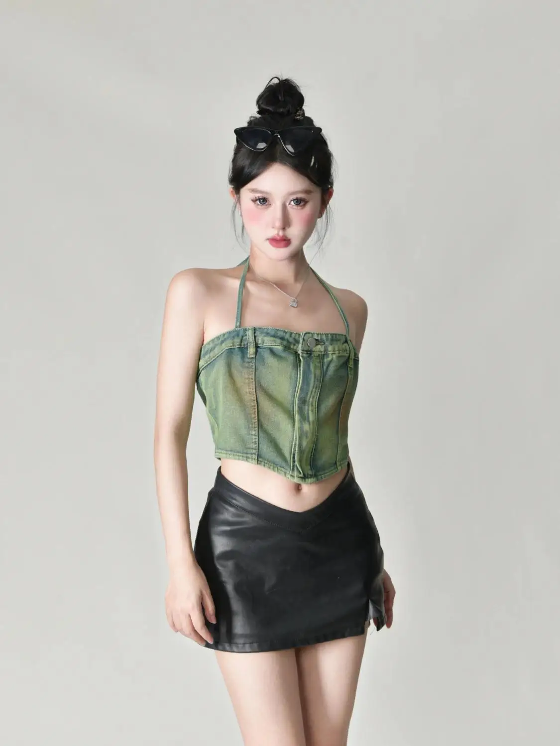 

Short hanging neck tie bustier top + v-waist low waist leather skirt two-piece set vintage washed spicy girl slimming 2024