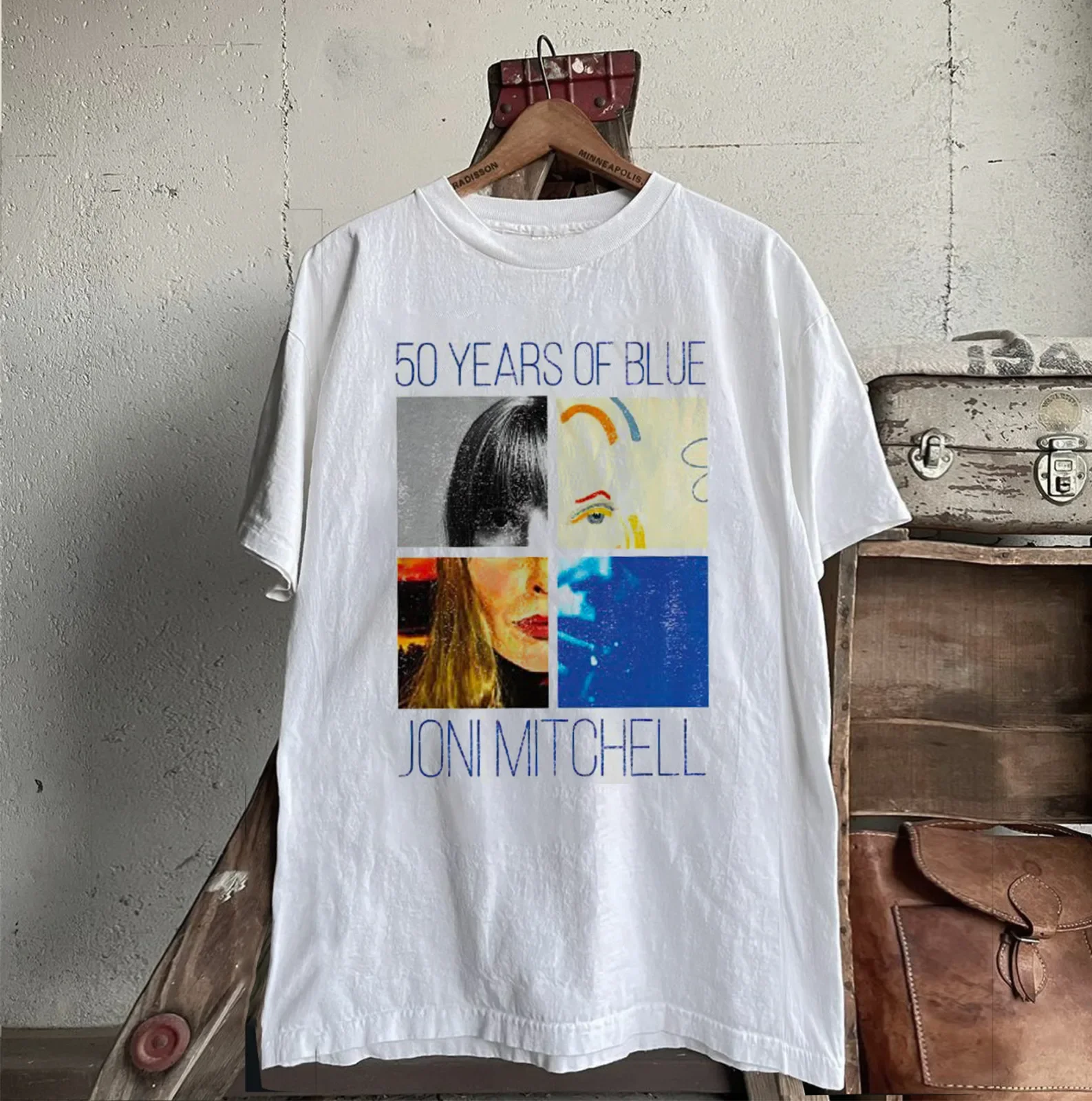 Футболка унисекс голубая в белом цвете от Joni Mitchell 50 лет, полный размер от S до 5XL, LL1637
Футболка унисекс голубая в белом цвете от Joni Mitchell 50 лет, полный размер от S до 5XL, LL1637