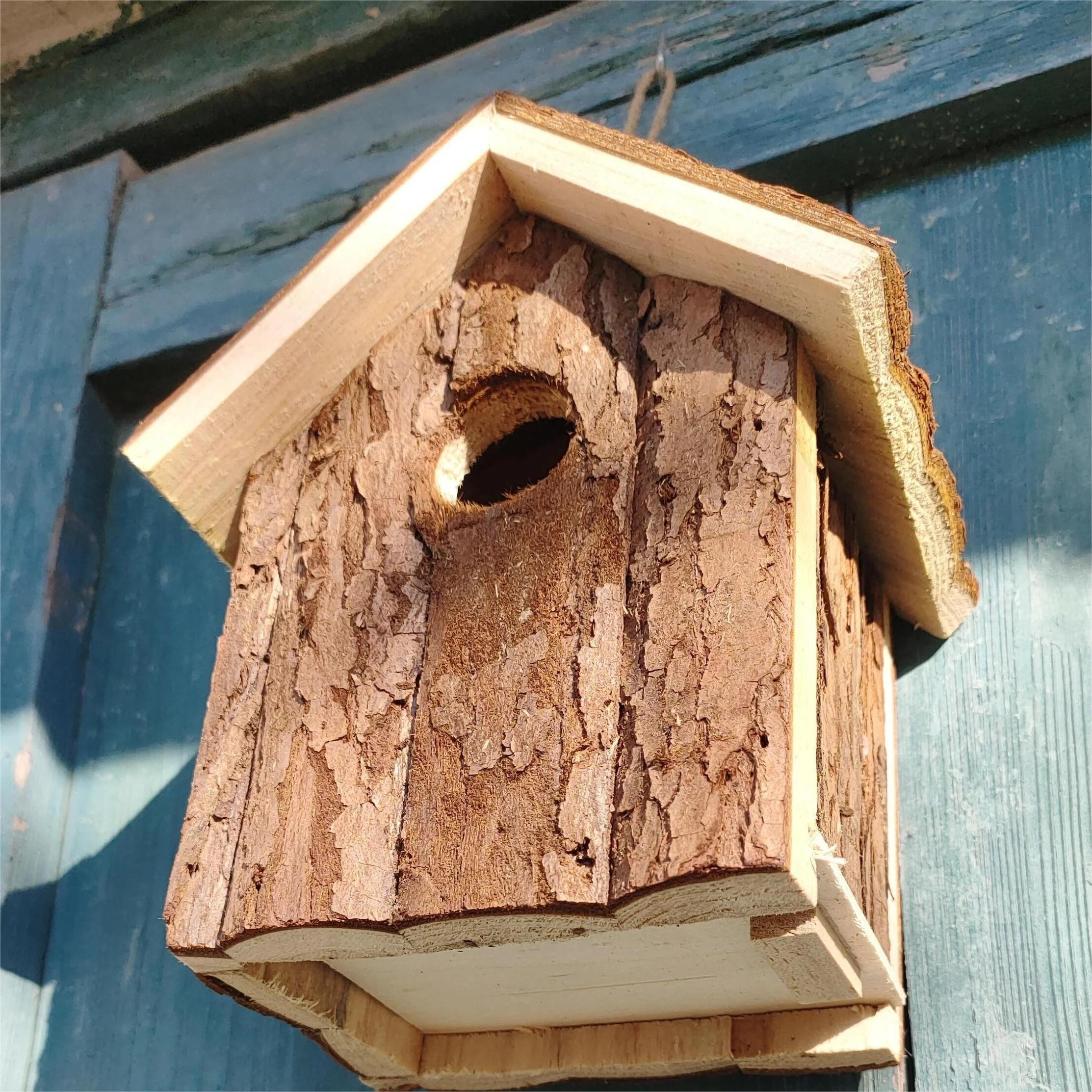 

1pc Wooden Bird House With Hanging Rope, Outdoor Bird House, Ventilated Birds Nest, Hanging Bird Cage Nest Accessories