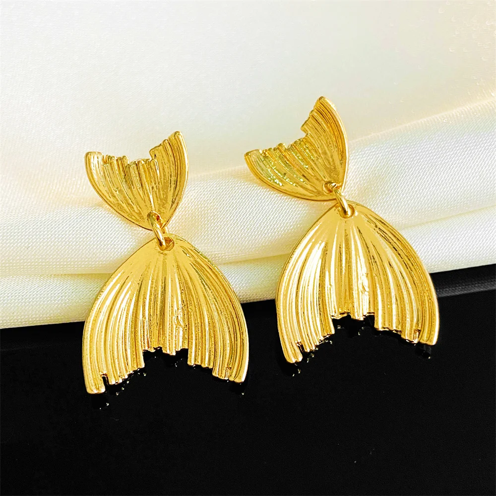 2Pcs Fashion Fold Fish Tail Stud Earrings for Women Mermaid Special Characteristics Metal Stud Earrings Party Jewelry Accessorie
2Pcs Fashion Fold Fish Tail Stud Earrings for Women Mermaid Special Characteristics Metal Stud Earrings Party Jewelry Accessorie