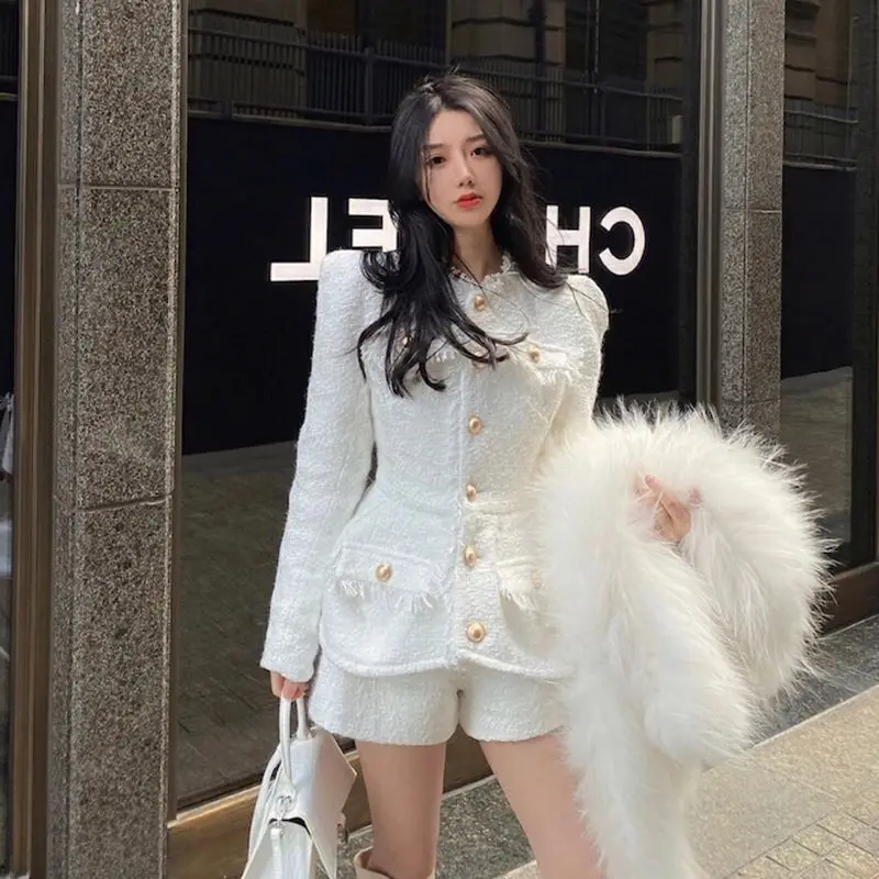 In The Early Autumn Of 2022, The New Stone Fashion Small Fragrance White Bright Silk Tweed Jacket Jacket Shorts Women's Suit
In The Early Autumn Of 2022, The New Stone Fashion Small Fragrance White Bright Silk Tweed Jacket Jacket Shorts Women's Suit