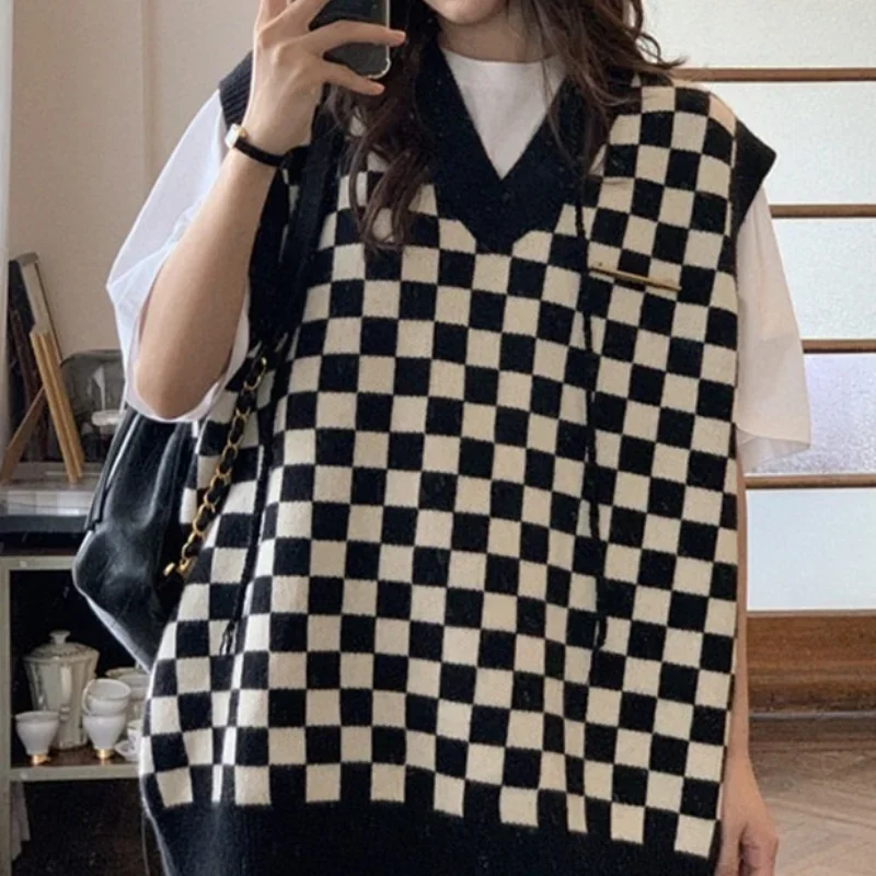 Vintage Checkerboard Plaid Knitted Sweater Vest Preppy Style Women Loose Casual Vest Spring Autumn Warm Tops Classic Sweaters
Vintage Checkerboard Plaid Knitted Sweater Vest Preppy Style Women Loose Casual Vest Spring Autumn Warm Tops Classic Sweaters