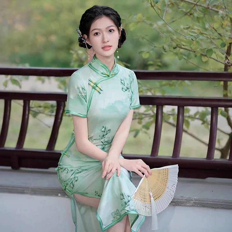 2023 Summer Improved Green Maxi Cheongsam Vintage Chinese Traditional Style Elegant Performance Evening Dress Qipao for Women
2023 Summer Improved Green Maxi Cheongsam Vintage Chinese Traditional Style Elegant Performance Evening Dress Qipao for Women