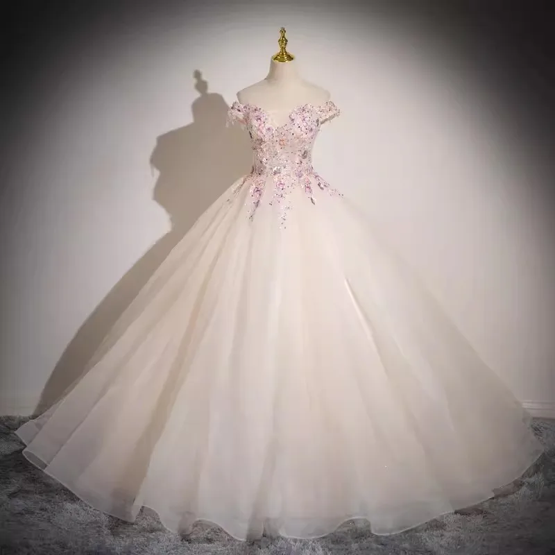 Платье-корсет цвета шампанского, с V-образным вырезом и цветочной аппликацией
Платье-корсет цвета шампанского, с V-образным вырезом и цветочной аппликацией