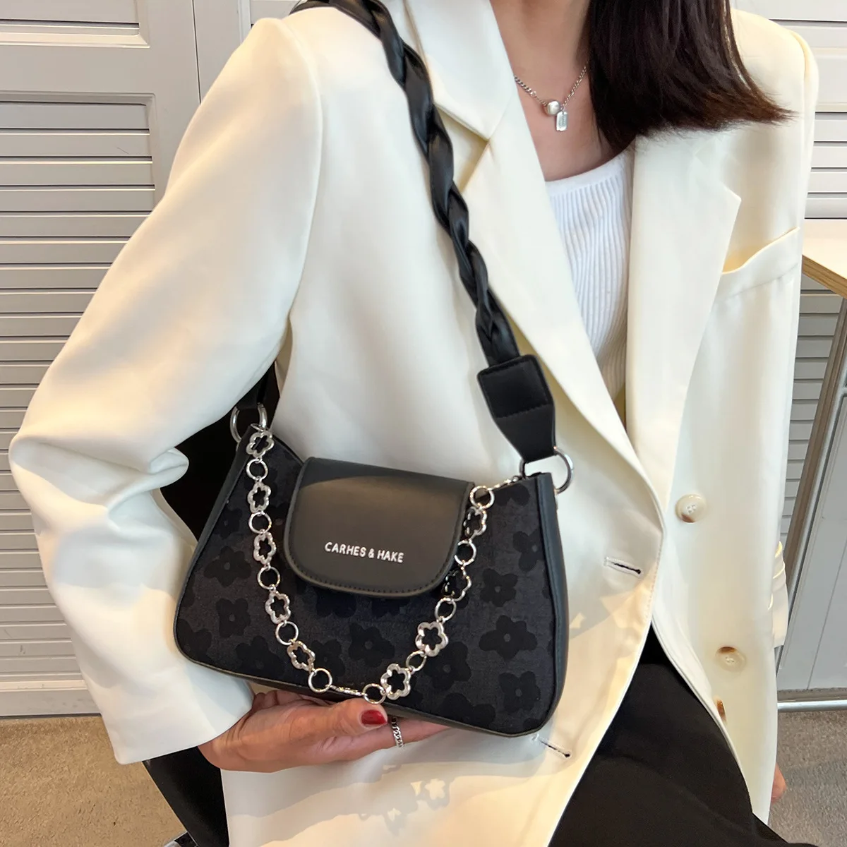 Internet Celebrity Retro Bag Women's New Fashion Trend Casual Crossbody Summer Large Capacity Armpit Shoulder Bag
Internet Celebrity Retro Bag Women's New Fashion Trend Casual Crossbody Summer Large Capacity Armpit Shoulder Bag