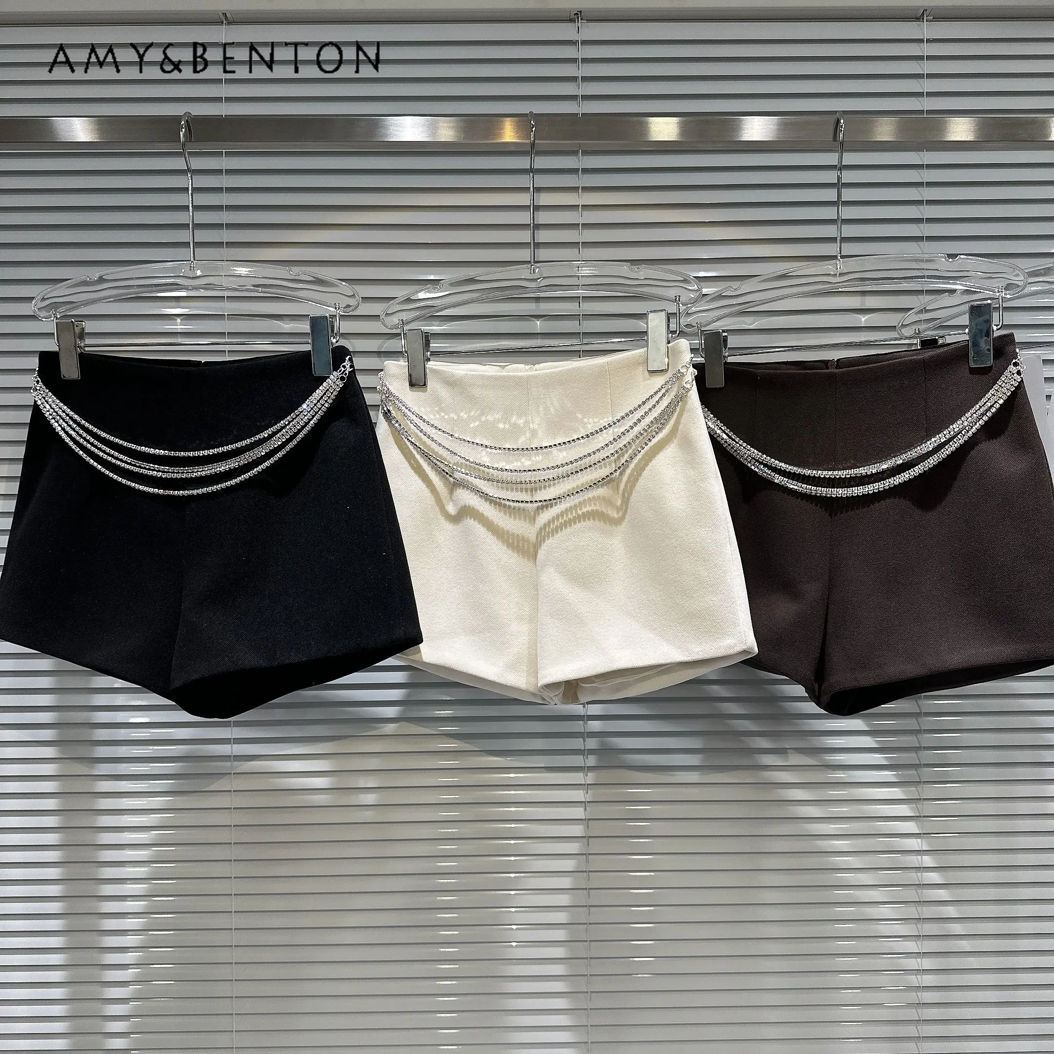 2023 Autumn New Rhinestone Tassel Drill Chain Waist Chain Casual Shorts Women Temperament Three Points Black Woolen Shorts Femme
2023 Autumn New Rhinestone Tassel Drill Chain Waist Chain Casual Shorts Women Temperament Three Points Black Woolen Shorts Femme