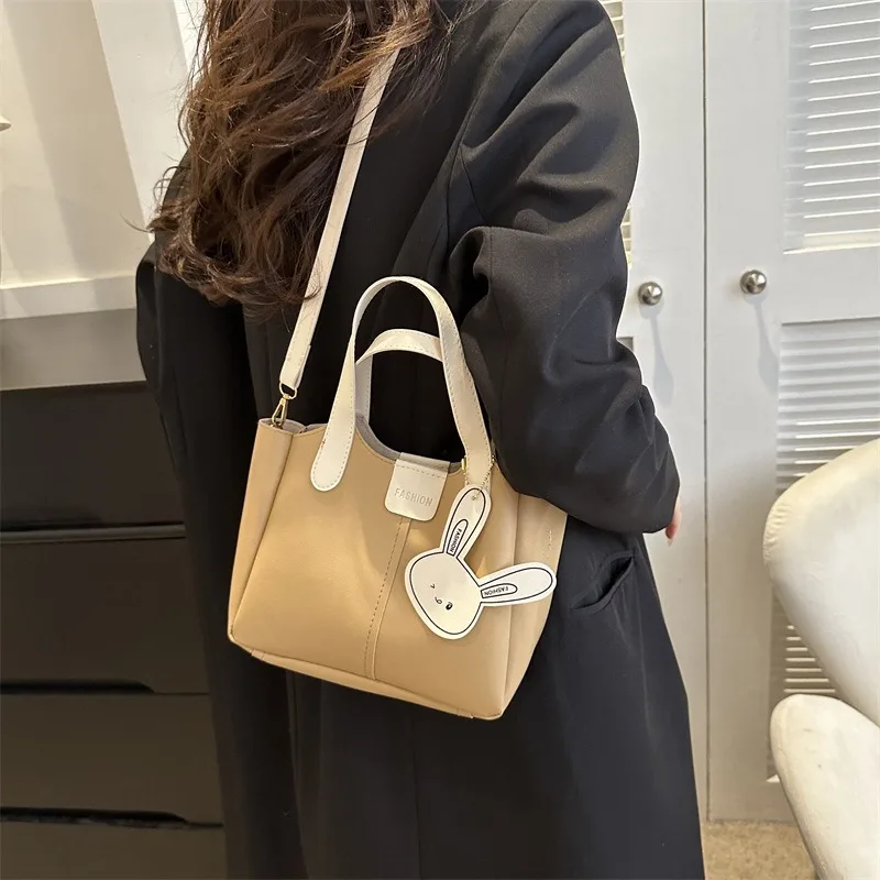 Retro Soft Leather Atmospheric Commuter Crossbody Bag Women Autumn and Winter New Handbag Popular Luxury Designer Shoulder Bag
Retro Soft Leather Atmospheric Commuter Crossbody Bag Women Autumn and Winter New Handbag Popular Luxury Designer Shoulder Bag