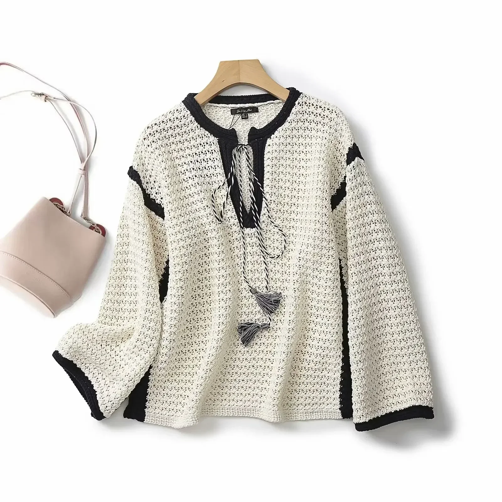 Women's Autumn 2023 New Fashion Hollow Contrast Casual Knitted Sweater Retro V-neck Long-sleeved Pullover Chic Top.
Women's Autumn 2023 New Fashion Hollow Contrast Casual Knitted Sweater Retro V-neck Long-sleeved Pullover Chic Top.