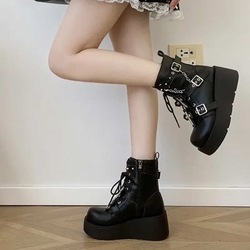 Женские ботинки на танкетке, сапоги до середины икры с металлическим украшением и пряжкой с цепочкой, новинка 2023
Женские ботинки на танкетке, сапоги до середины икры с металлическим украшением и пряжкой с цепочкой, новинка 2023