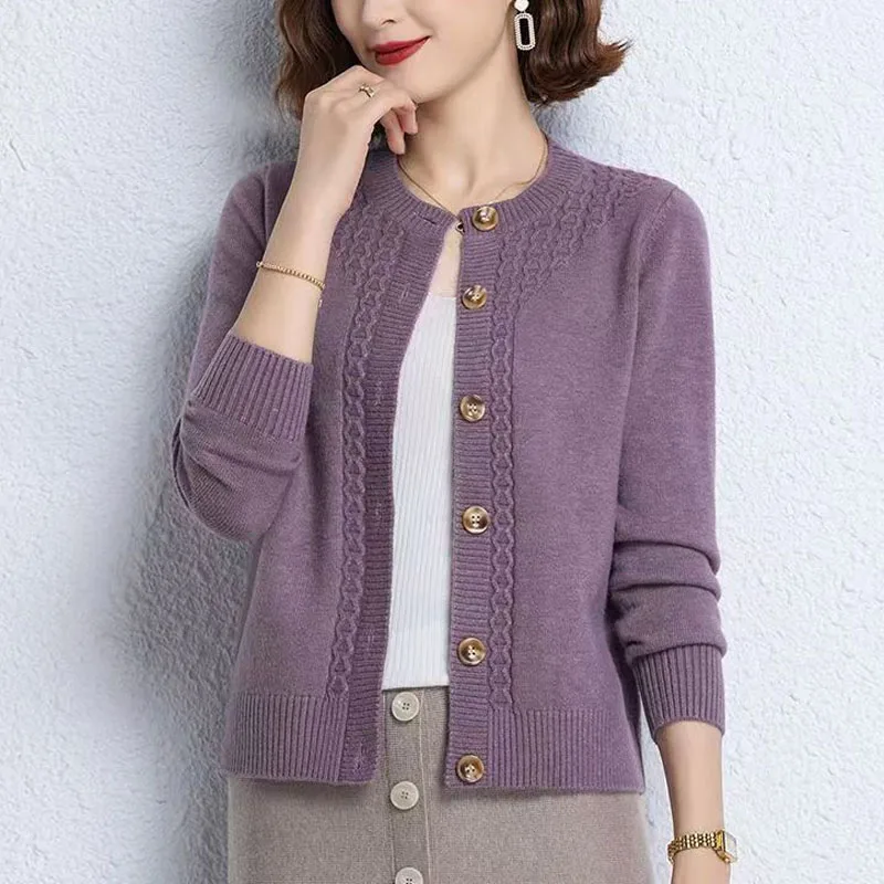 2023 New Autumn Fashion Solid Color Simple Round Neck Panel Button Knitted Cardigan Temperament Commuter Women's Loose Sweater
2023 New Autumn Fashion Solid Color Simple Round Neck Panel Button Knitted Cardigan Temperament Commuter Women's Loose Sweater