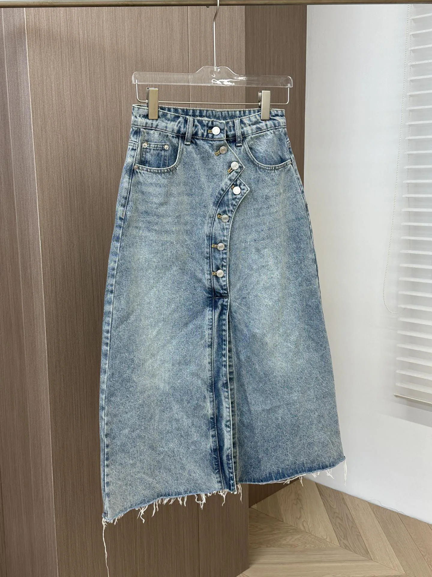 Denim skirt hem raw edge design high waist mid-length version casual fashion 2023 summer new style 0320
Denim skirt hem raw edge design high waist mid-length version casual fashion 2023 summer new style 0320
