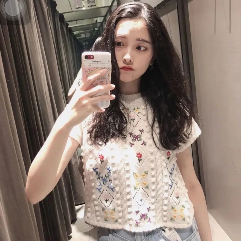 2022 Small Fresh Short Summer Womens Knitted Tops Flower Embroidery O-neck Hollow Girl Chic Knitwear Short Sleeve Mini T-shirt
2022 Small Fresh Short Summer Womens Knitted Tops Flower Embroidery O-neck Hollow Girl Chic Knitwear Short Sleeve Mini T-shirt