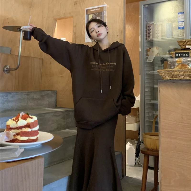 Woman's Winter Plus Size Japan Street Hooded Letter Sweater Skirt Suit Vintage Casual Sweater Fishtail Overskirt Two-piece Set
Woman's Winter Plus Size Japan Street Hooded Letter Sweater Skirt Suit Vintage Casual Sweater Fishtail Overskirt Two-piece Set