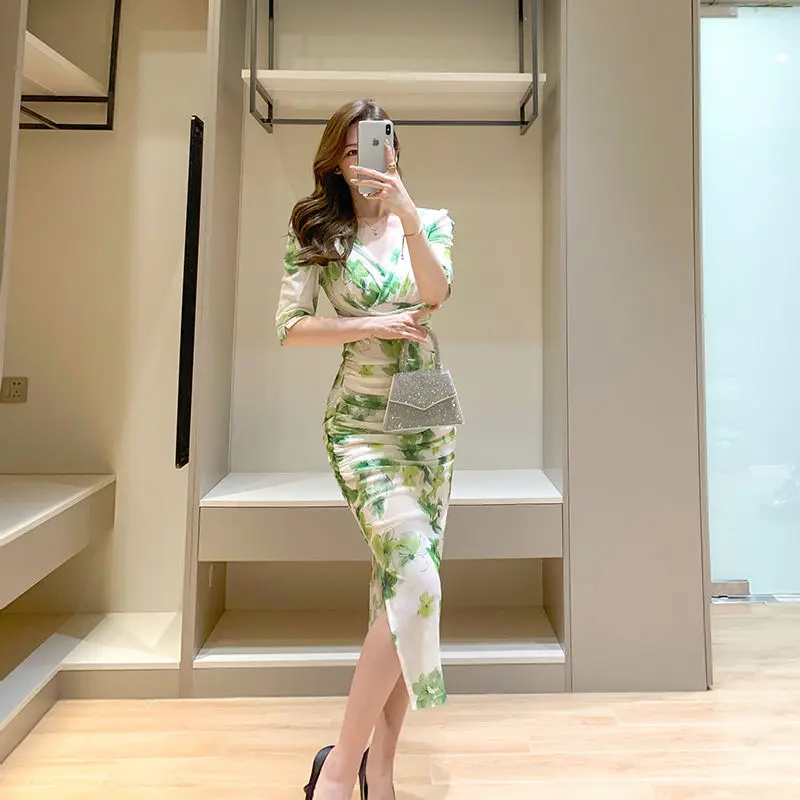 Elegant Green Print Maxi Dress for Women, V-Neckline, Mermaid Silhouette Dress, Perfect for Summer
Elegant Green Print Maxi Dress for Women, V-Neckline, Mermaid Silhouette Dress, Perfect for Summer