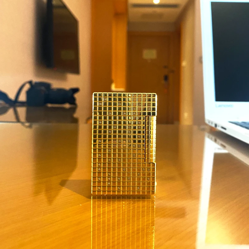 Классическая ветрозащитная Зажигалка ручной работы из латуни с надписью D логотип Парижа
Классическая ветрозащитная Зажигалка ручной работы из латуни с надписью D логотип Парижа