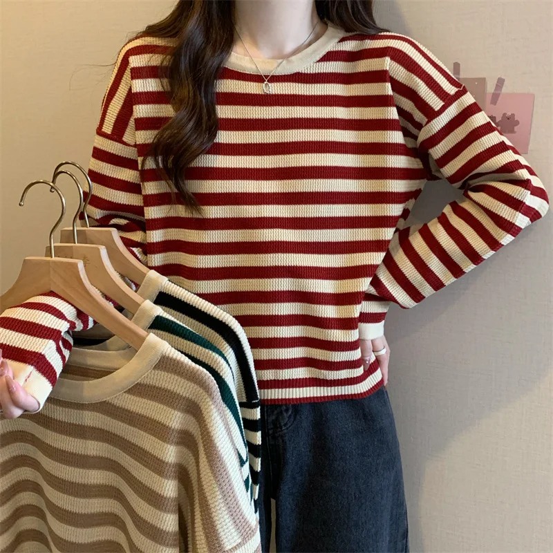 Beautiful loose fitting long sleeved upper garment contrasting colors in early autumn striped O neck knitted casual sweater
Beautiful loose fitting long sleeved upper garment contrasting colors in early autumn striped O neck knitted casual sweater