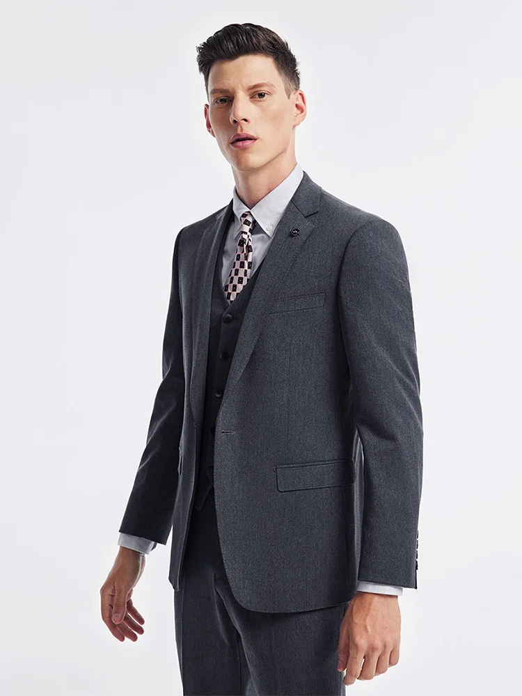 Костюм мужской серый, Блейзер, жилет и брюки на одной пуговице
Костюм мужской серый, Блейзер, жилет и брюки на одной пуговице