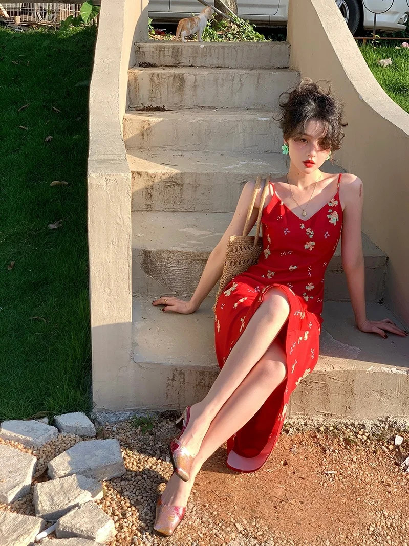 French 2023 Summer New Sexy Style V-neck Fragmented Flower Strap Dress High Waist Slim A-line Skirt for Women
French 2023 Summer New Sexy Style V-neck Fragmented Flower Strap Dress High Waist Slim A-line Skirt for Women