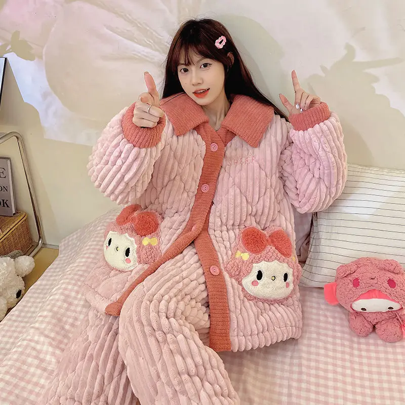 2023 Sanrio autumn and winter warm and wearable lapel pocket cartoon home clothes three-layer quilted button cardigan pajamas
2023 Sanrio autumn and winter warm and wearable lapel pocket cartoon home clothes three-layer quilted button cardigan pajamas