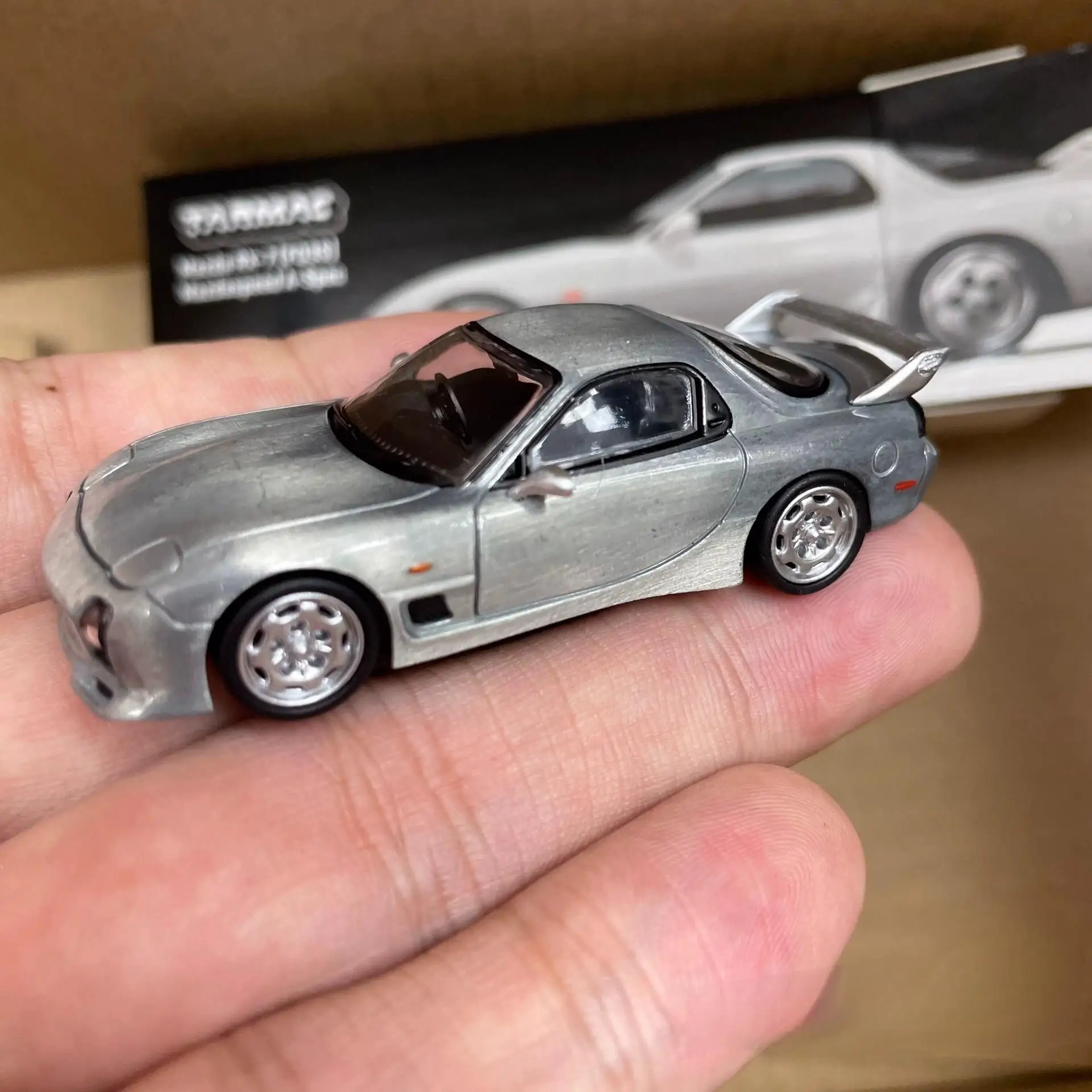 Tarmac Works TW 1/64 RX-7 FD3S A-Spec серебряный металлический Чейз лак литой под давлением Коллекционная модель автомобиля подарок
Tarmac Works TW 1/64 RX-7 FD3S A-Spec серебряный металлический Чейз лак литой под давлением Коллекционная модель автомобиля подарок