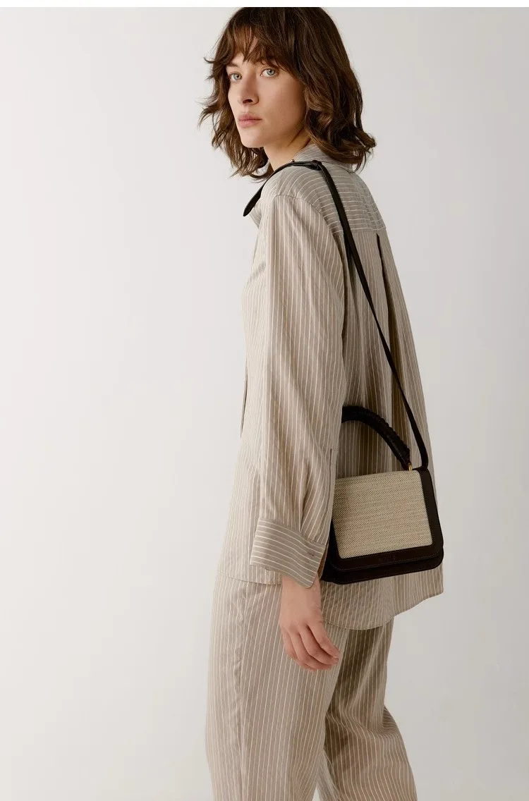 IC Zhihe Women's Vegetable Tanned Head Layer Cowhide Oblique Straddle Handheld Solid Color Square Mini Horn Bag
IC Zhihe Women's Vegetable Tanned Head Layer Cowhide Oblique Straddle Handheld Solid Color Square Mini Horn Bag