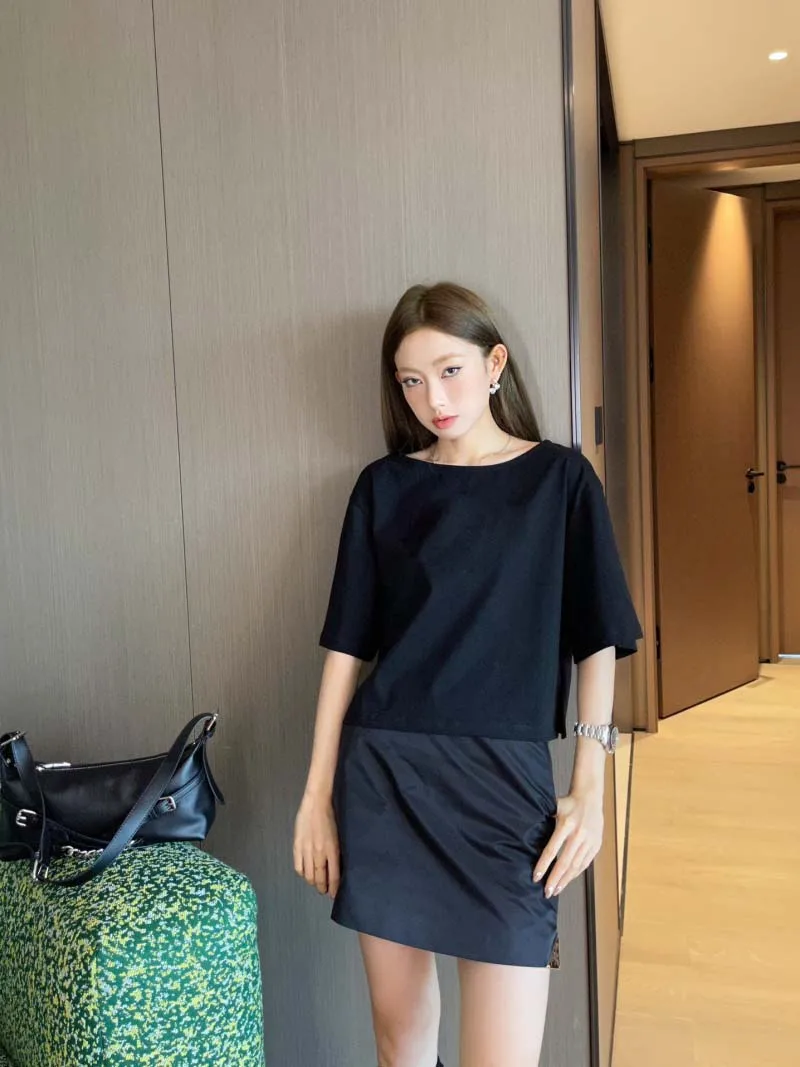 Academy style fashion casual trend versatile, simple and age reducing round neck solid color letter belt short sleeved
Academy style fashion casual trend versatile, simple and age reducing round neck solid color letter belt short sleeved