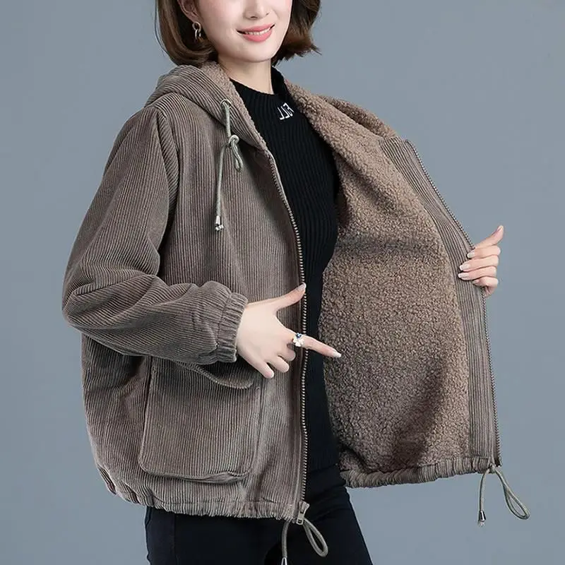 Вельветовая зимняя куртка для женщин, Короткие Стильные красивые популярные корейские свободные стеганые пальто на молнии с карманами, женские бархатные парки
Вельветовая зимняя куртка для женщин, Короткие Стильные красивые популярные корейские свободные стеганые пальто на молнии с карманами, женские бархатные парки