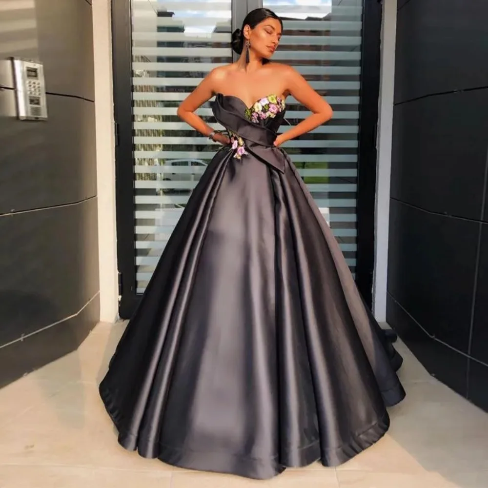 New Black Formal Evening Dress Flowers Appliques Sweethear Neck A-Line Satin Floor-Length Prom Party Dress 2024 Robes de soirée
New Black Formal Evening Dress Flowers Appliques Sweethear Neck A-Line Satin Floor-Length Prom Party Dress 2024 Robes de soirée