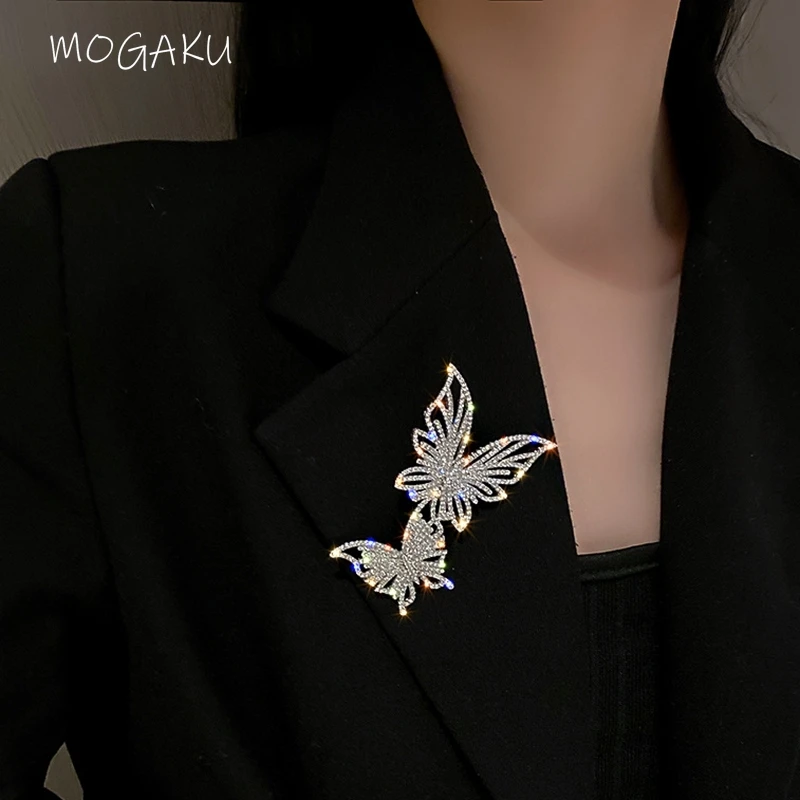 MOGAKU Fashion Crystal Brooch Double Butterfly Women Luxury Rhinestone Suit Lapel Pins Ladies Party Elegant Brooches Jewelry
MOGAKU Fashion Crystal Brooch Double Butterfly Women Luxury Rhinestone Suit Lapel Pins Ladies Party Elegant Brooches Jewelry
