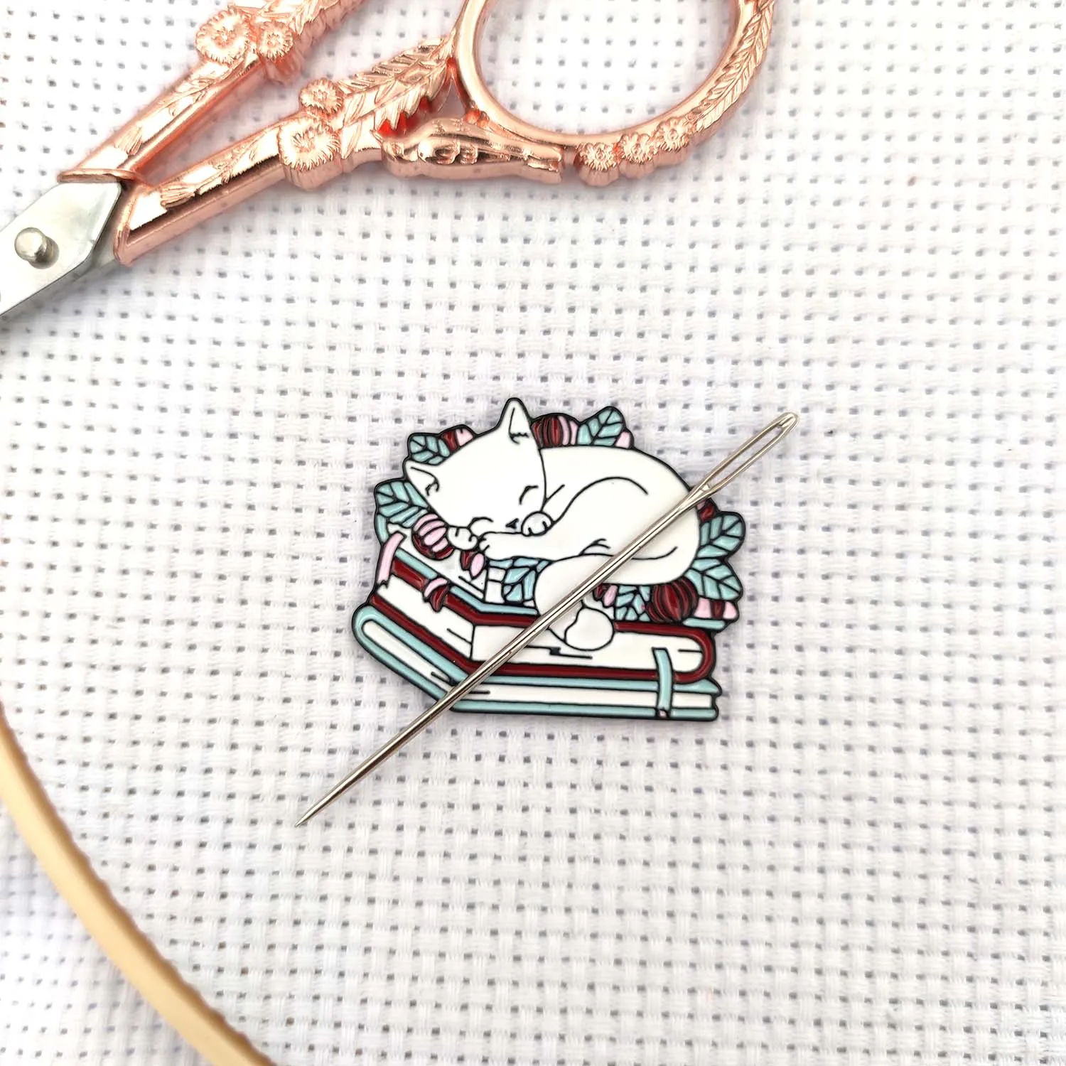 Needle Minder for Cross Stitch Magnetic Needle Keeper Finder Cute Kitten Sewing Magnet Embroidery Accessories Cross Stitch Tools
Needle Minder for Cross Stitch Magnetic Needle Keeper Finder Cute Kitten Sewing Magnet Embroidery Accessories Cross Stitch Tools