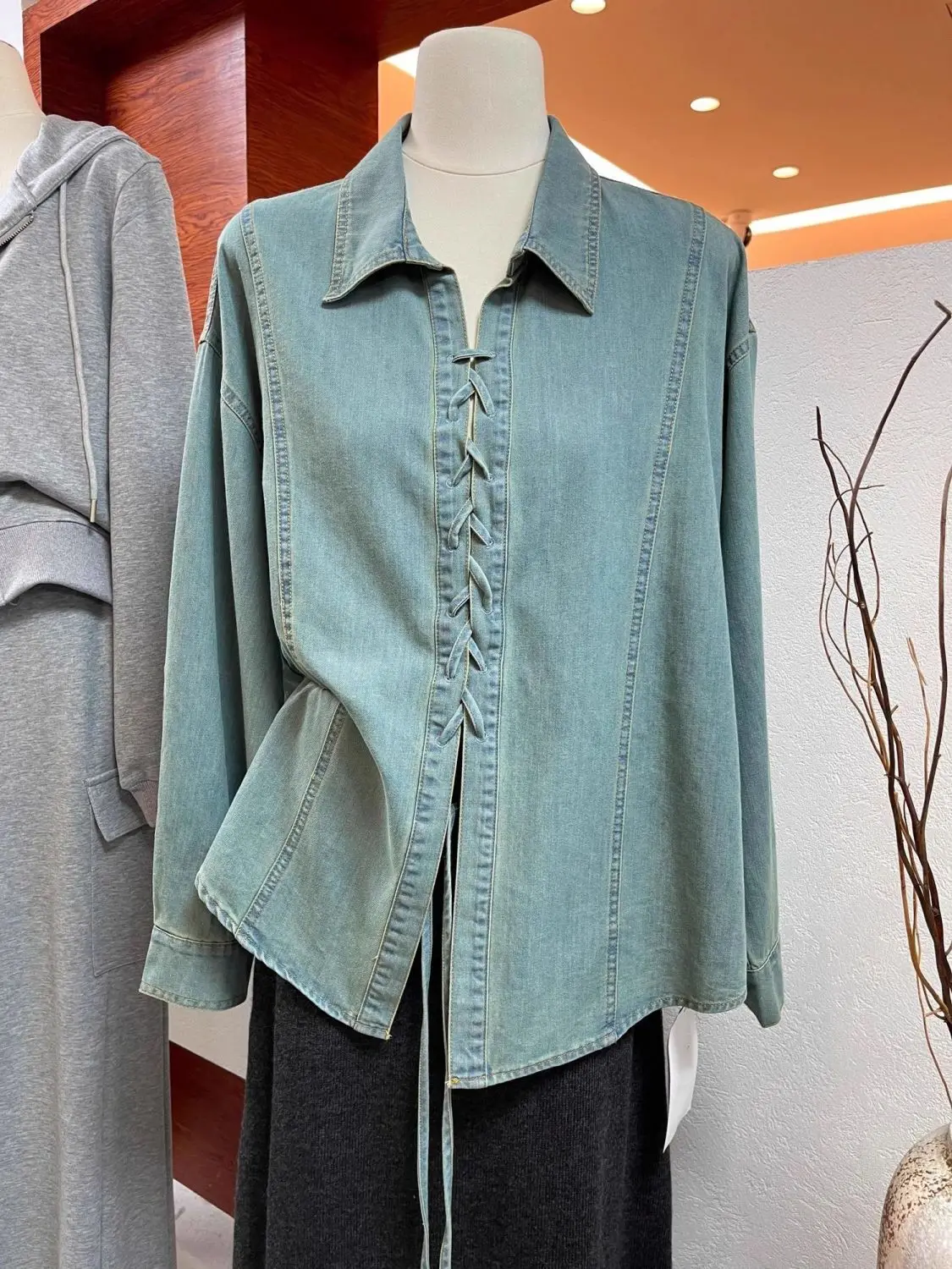 Women Long-Sleeved Shirt Loose Thin Polo Collar Denim Shirt Hong Kong Style Retro Blouse Spring New 2024
Women Long-Sleeved Shirt Loose Thin Polo Collar Denim Shirt Hong Kong Style Retro Blouse Spring New 2024