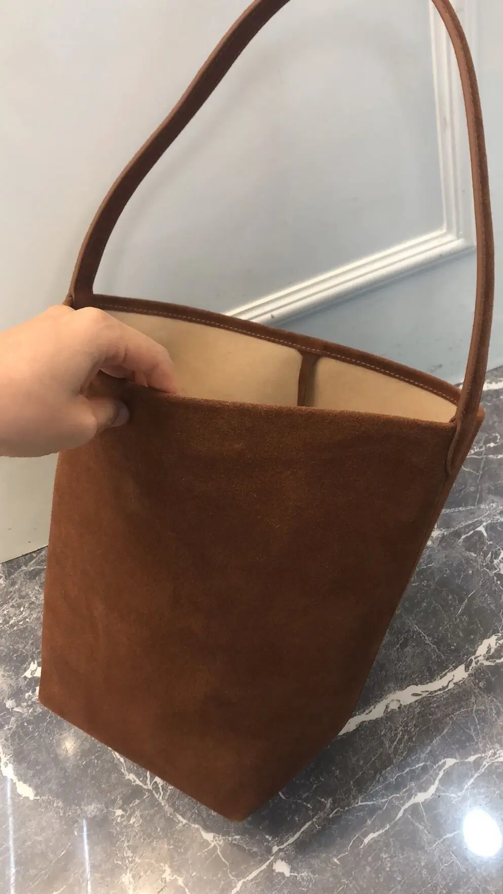 The new minimalist bucket bag genuine leather large capacity suede handbag commuting shoulder casual women
The new minimalist bucket bag genuine leather large capacity suede handbag commuting shoulder casual women