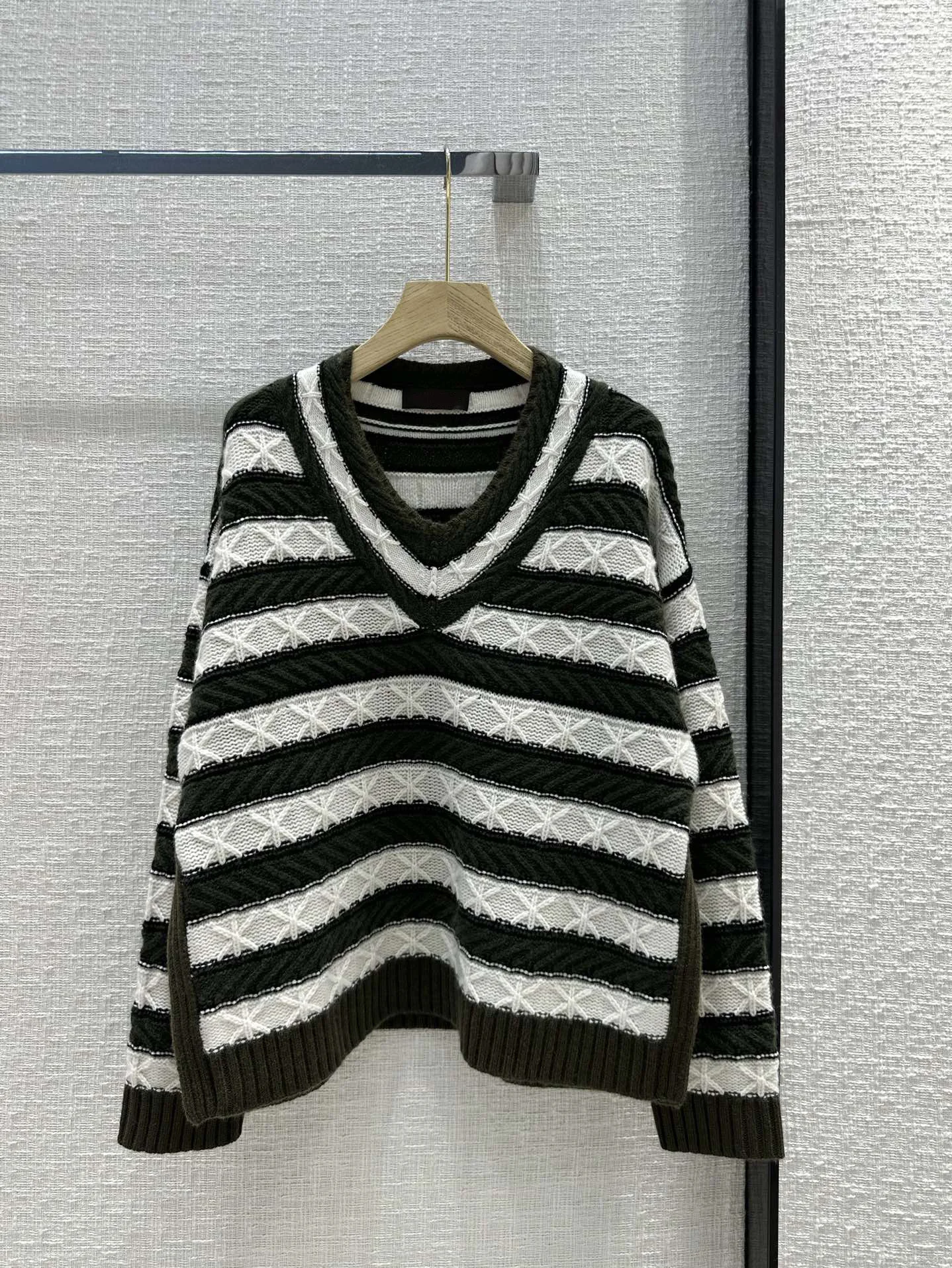 2023 New, striped cashmere knit sweater, and gentle color, the upper body is relaxed and lazy
2023 New, striped cashmere knit sweater, and gentle color, the upper body is relaxed and lazy