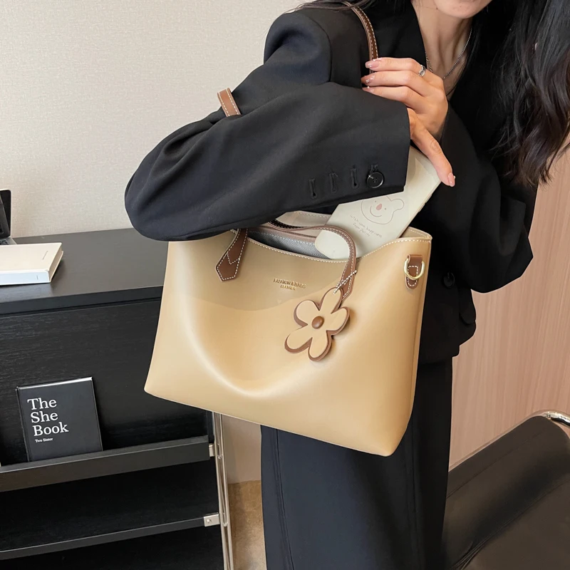 Simple Casual Ladies PU Leather Large Capacity Wide Straps Shoulder Crossbody Bag Fashion New Paired Ladies Commuter Tote Bags
Simple Casual Ladies PU Leather Large Capacity Wide Straps Shoulder Crossbody Bag Fashion New Paired Ladies Commuter Tote Bags