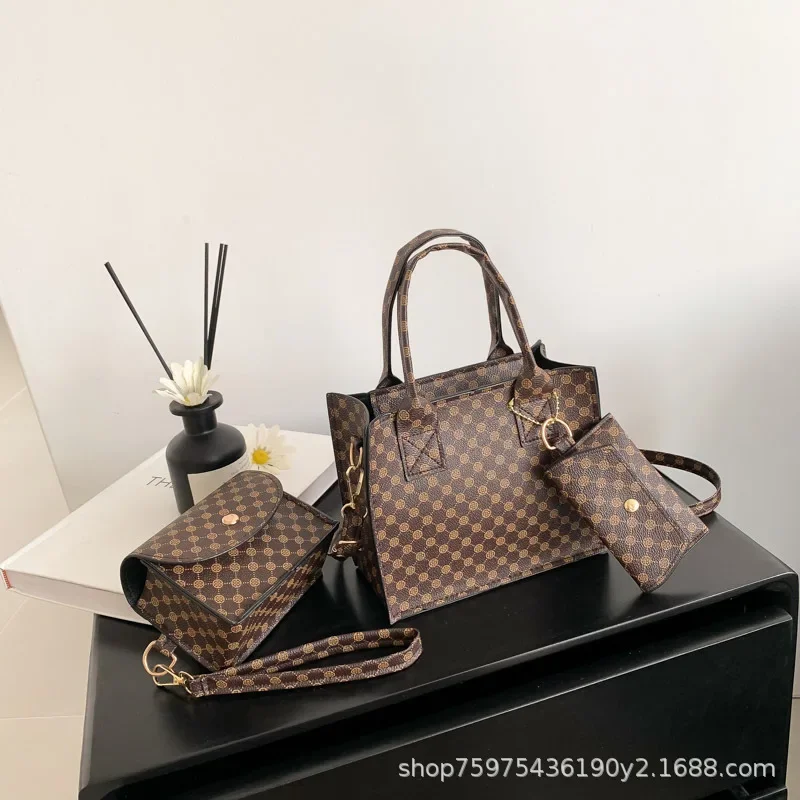 Модная ручная маленькая квадратная сумка в клетку, новинка 2023, винтажная маленькая сумка, комплект из трех предметов, женская сумка через плечо на одно плечо
Модная ручная маленькая квадратная сумка в клетку, новинка 2023, винтажная маленькая сумка, комплект из трех предметов, женская сумка через плечо на одно плечо