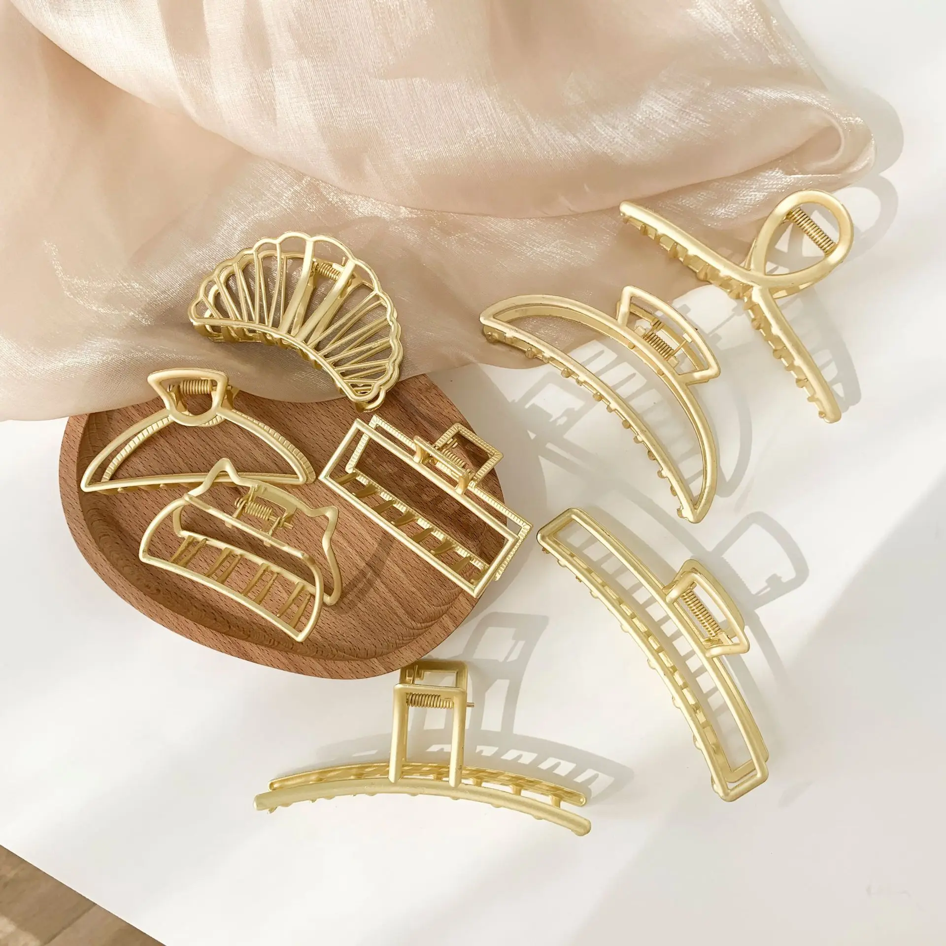 Metal Geometric Simple Hair Claw Clamps Korean Fashion Hair Crab Cross Hair Clip Headband Hairpin Fashion Hair Style Accessories
Metal Geometric Simple Hair Claw Clamps Korean Fashion Hair Crab Cross Hair Clip Headband Hairpin Fashion Hair Style Accessories