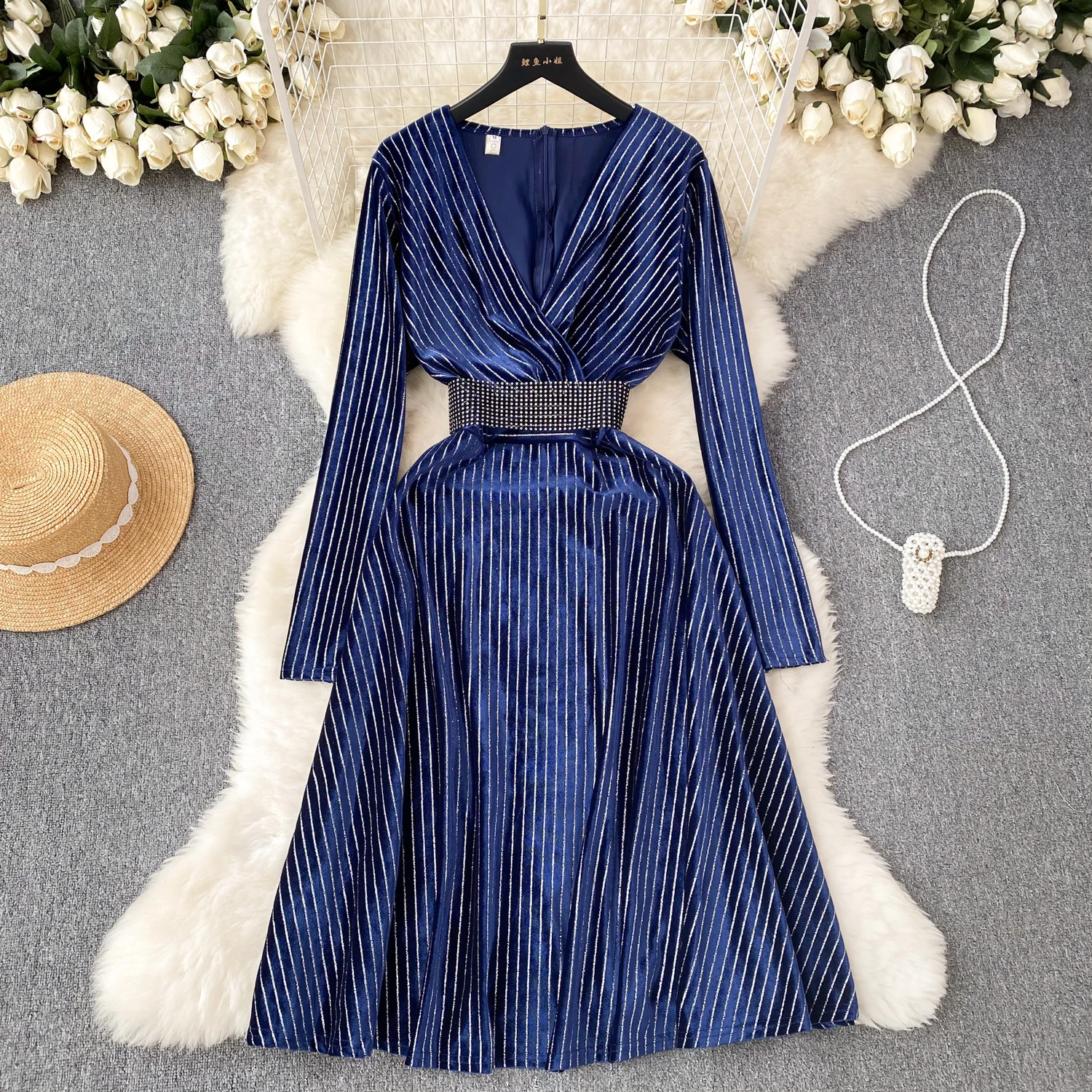 New Fashion Autumn Winter Elegant A-line Dress Women V Neck Stripe Long Sleeve Tighten Thin Sequin Velvet Vestido Feminino L489
New Fashion Autumn Winter Elegant A-line Dress Women V Neck Stripe Long Sleeve Tighten Thin Sequin Velvet Vestido Feminino L489