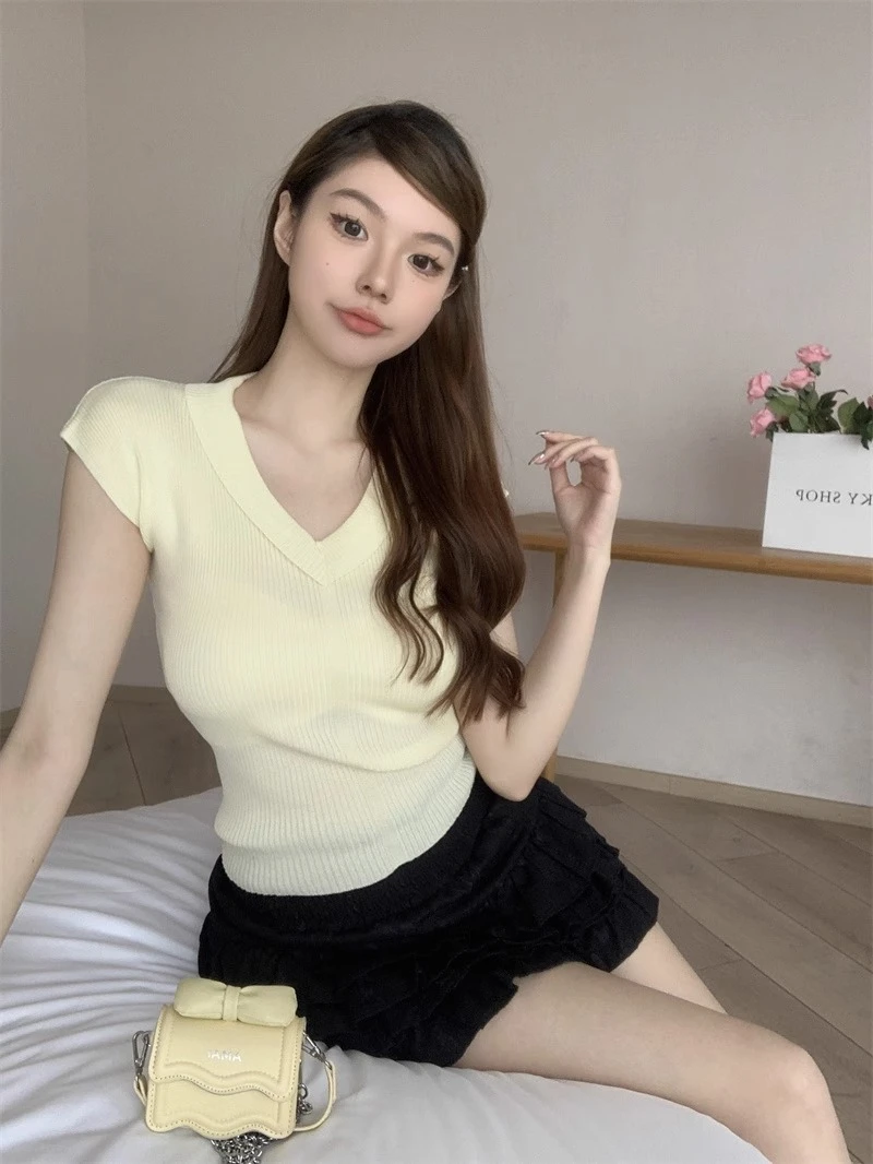 Korean version of the black back waist tie v-neck short-sleeved knit shirt female spring design pure desire bottoming body shirt
Korean version of the black back waist tie v-neck short-sleeved knit shirt female spring design pure desire bottoming body shirt