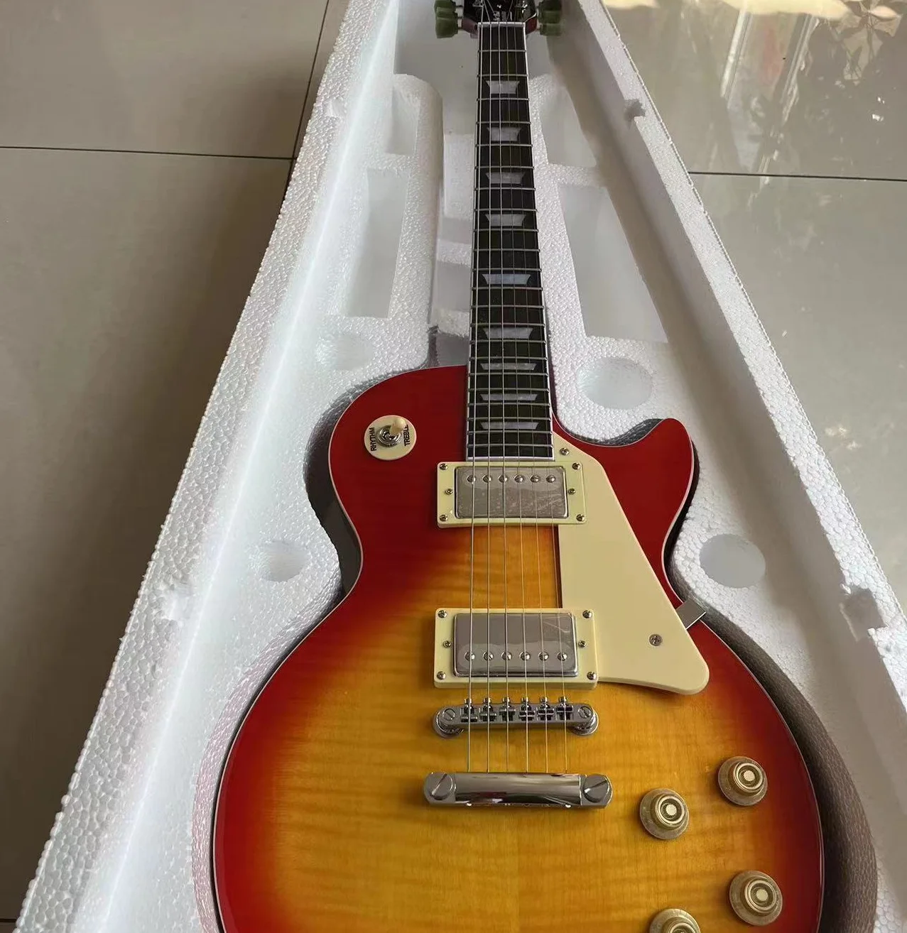 Classic electric guitar, made of pure solid wood, professional level, quality assurance, and fast delivery.
Classic electric guitar, made of pure solid wood, professional level, quality assurance, and fast delivery.