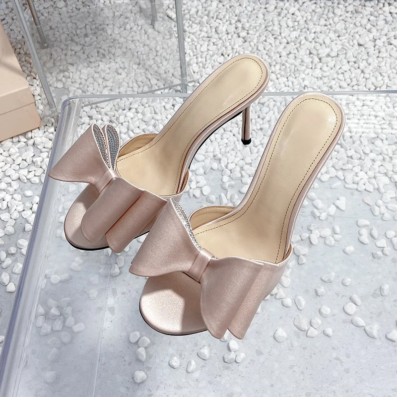 Fashion New High Heel Sandals 2024 Summer Butterfly-knot Design Round Toe Female Slippers Satin Material Banquet Women's Pumps
Fashion New High Heel Sandals 2024 Summer Butterfly-knot Design Round Toe Female Slippers Satin Material Banquet Women's Pumps