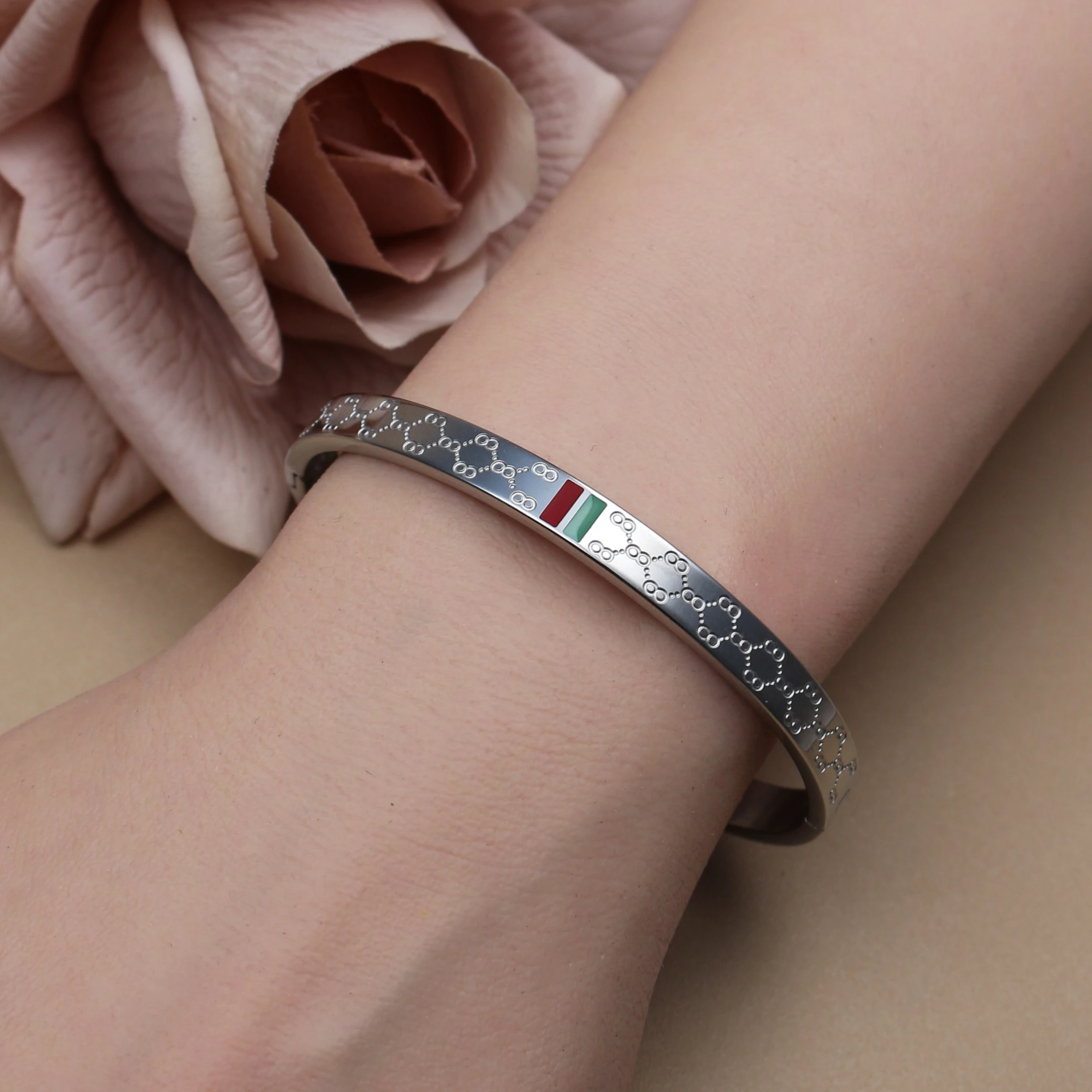 18 K Gold Plated Stainless Steel 55 MM Red/Green Bangles , Fashionable Jewelry For Men And Women Wholesale 18 K Gold Plated Stainless Steel 55 MM Red/Green Bangles , Fashionable Jewelry For Men And Women Wholesale