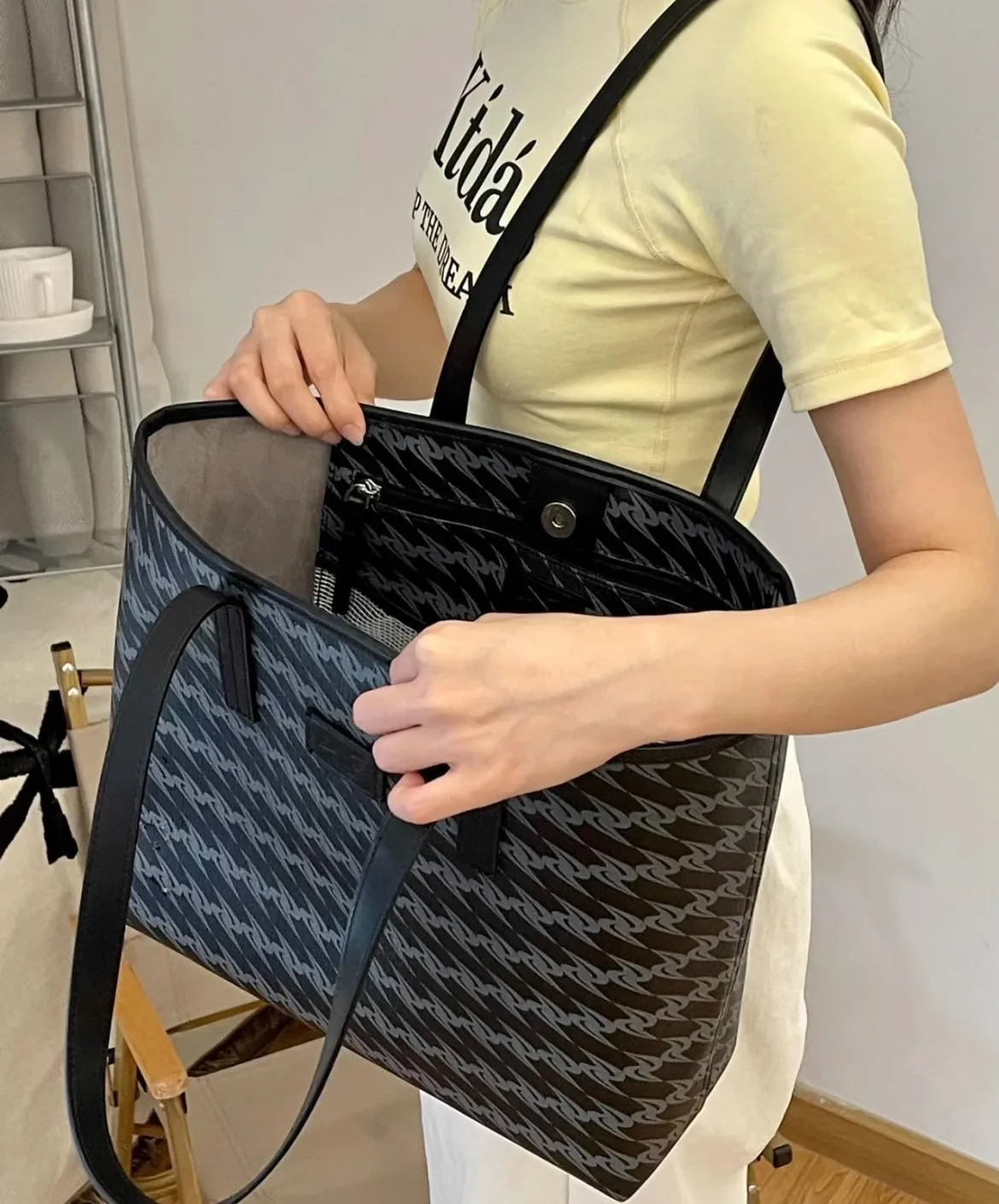 

Recommended new large-capacity Tote bag female college students classroom commuting large bag niche senior sense shoulder bag